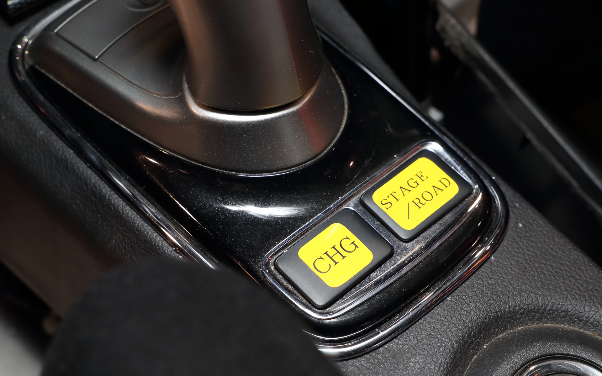 シフトノブまわりもほぼノーマルで、制御に関するスイッチ類が多少追加されている程度だ