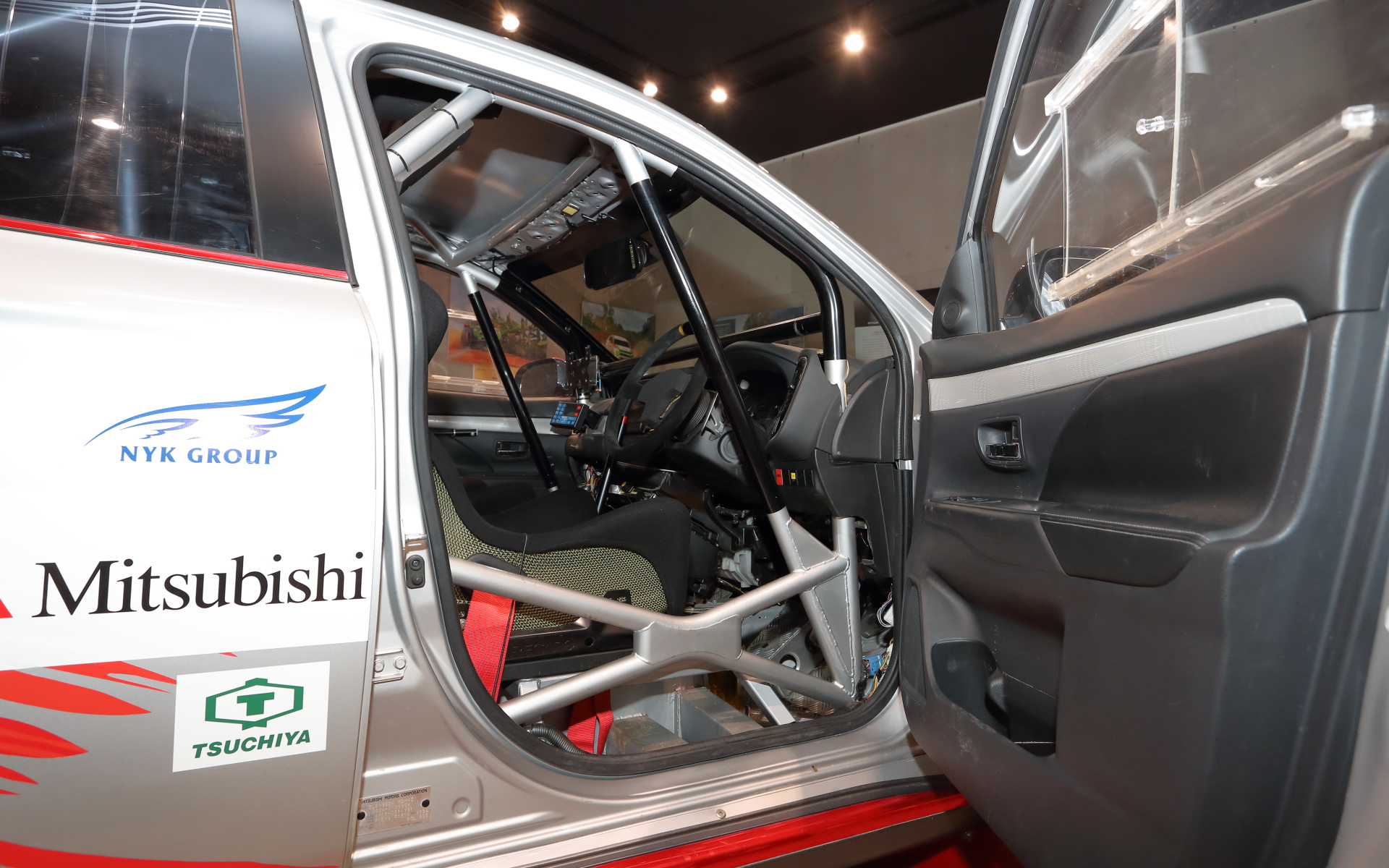 ドアの内張などもノーマルのまま。ドア自体も鉄板のまま