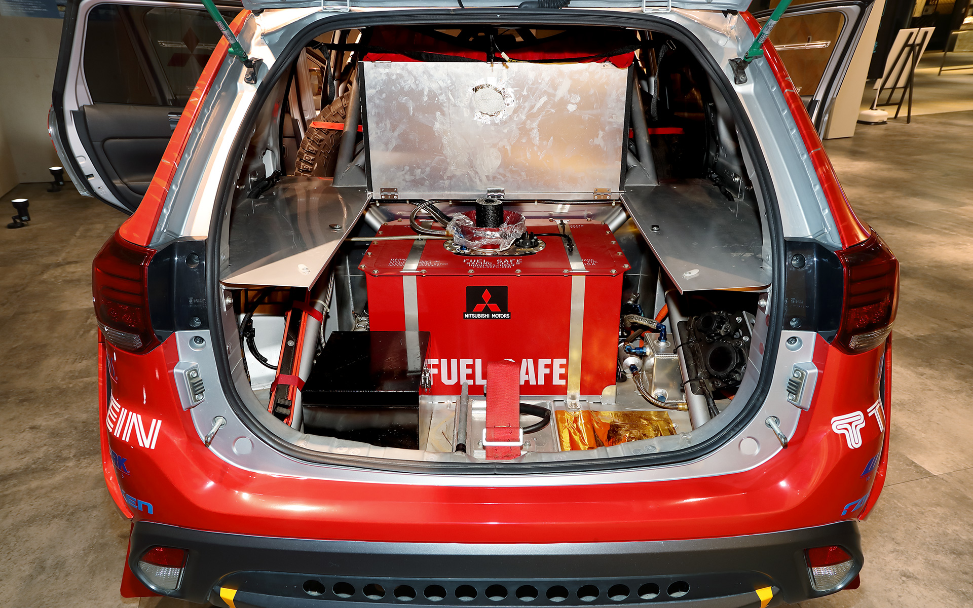 燃料タンクはリアのトランク部に設置