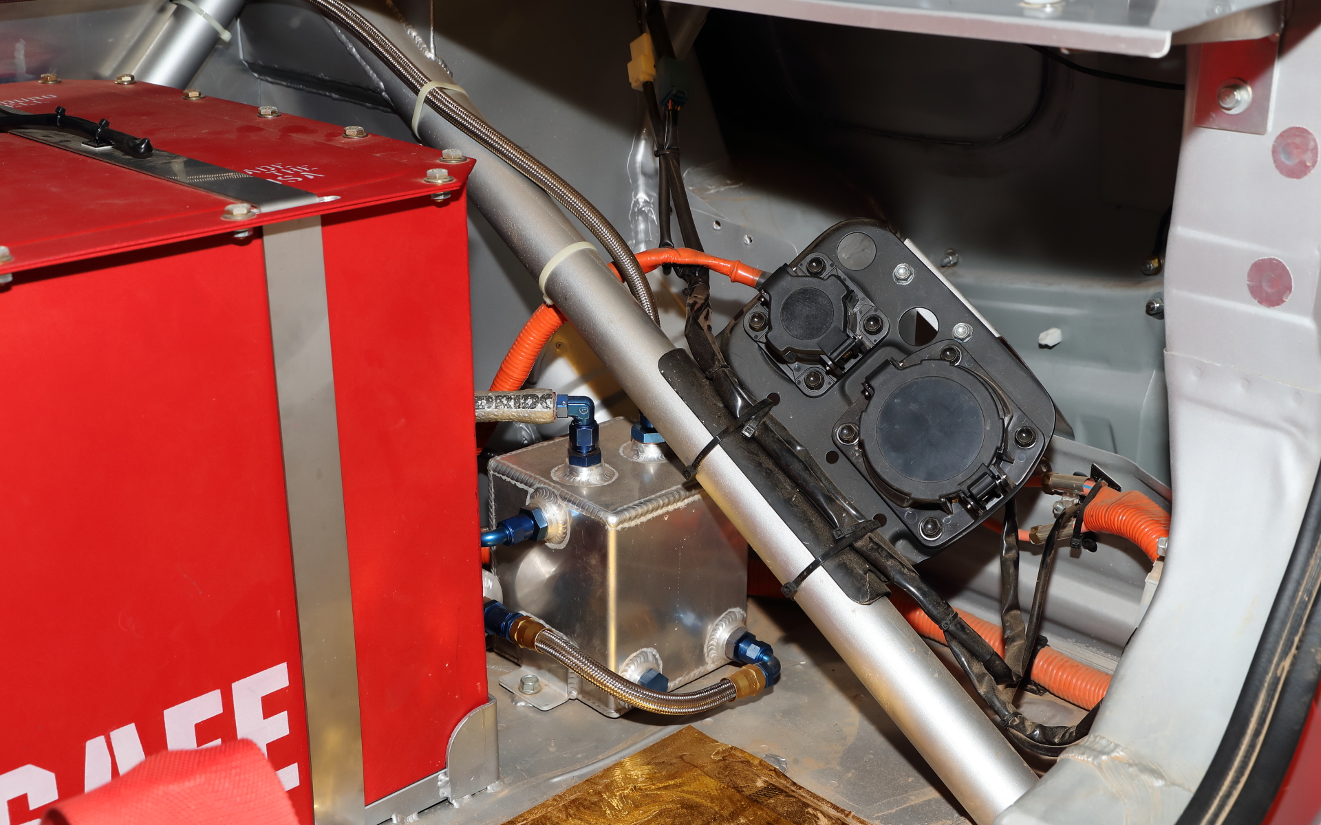 充電口はトランク内に移設されている