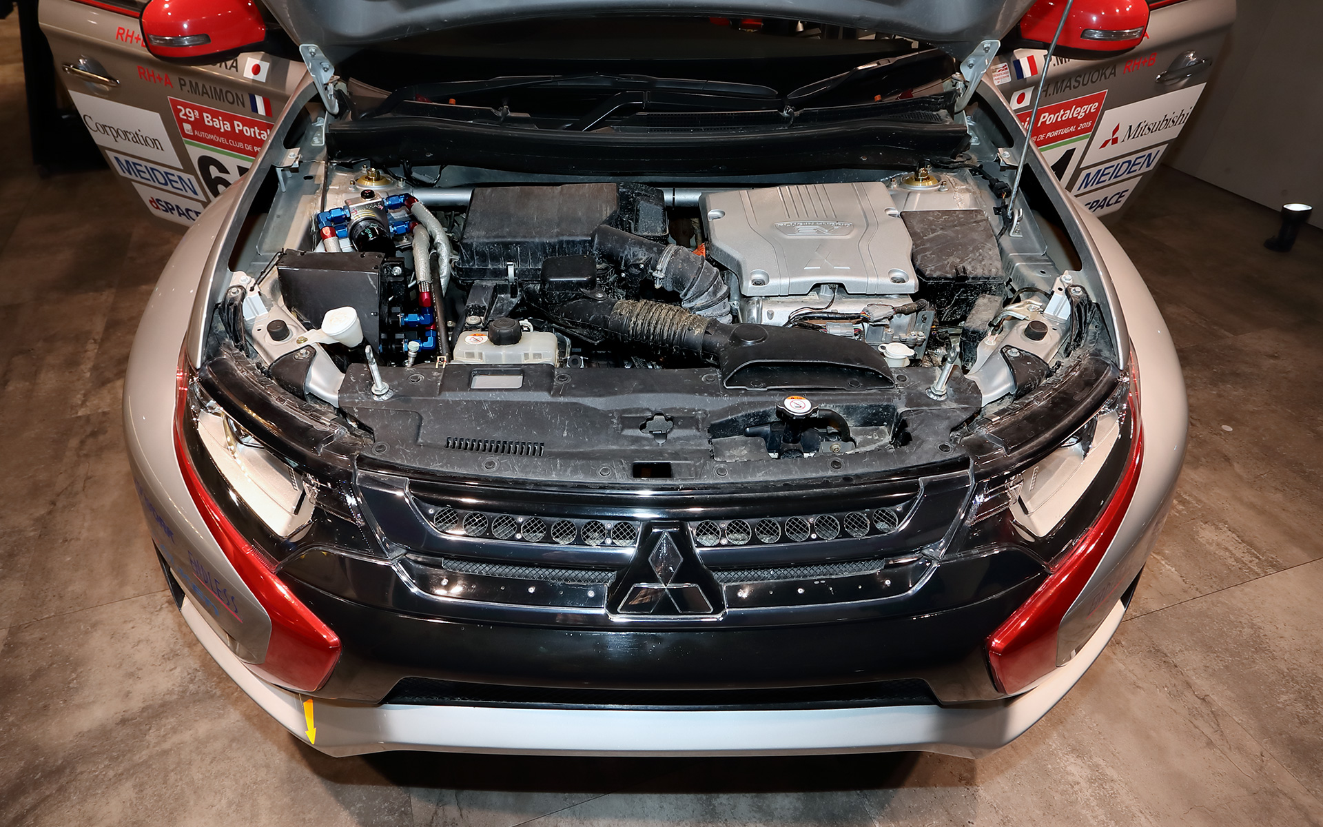 写真左側にオイルクーラを設置しているものの、いたってノーマル然としたエンジンルーム