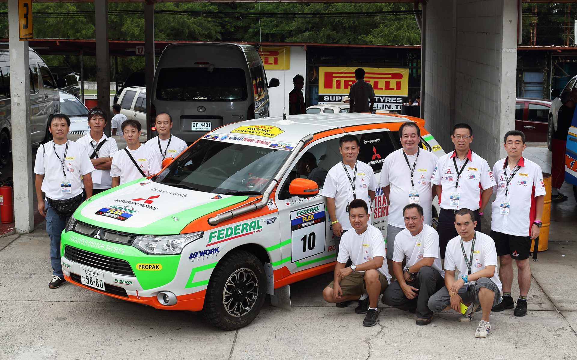 2013年のアジアクロスカントリーラリー。岡崎の技術スタッフが帯同している