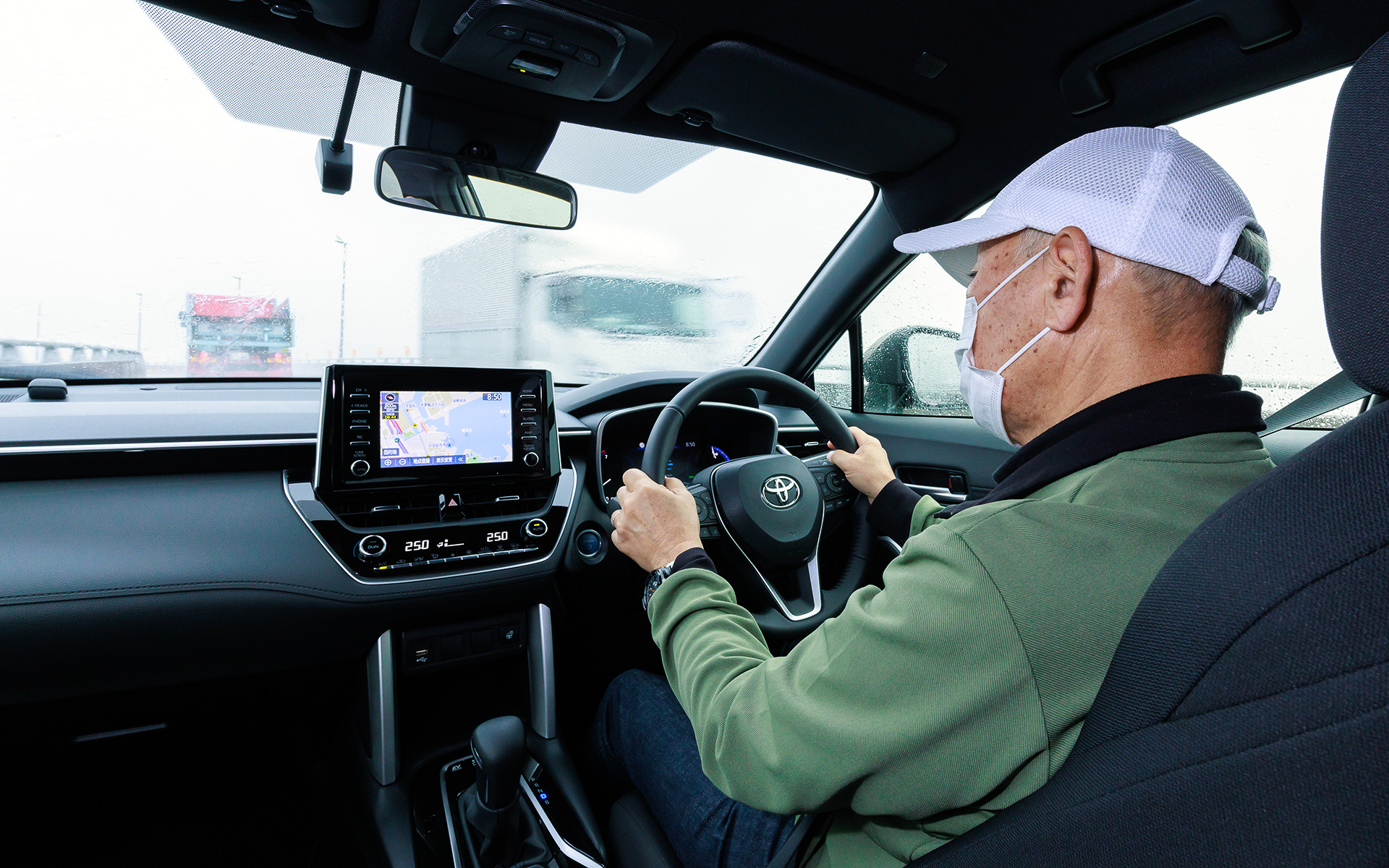 雨の街を試乗中の筆者