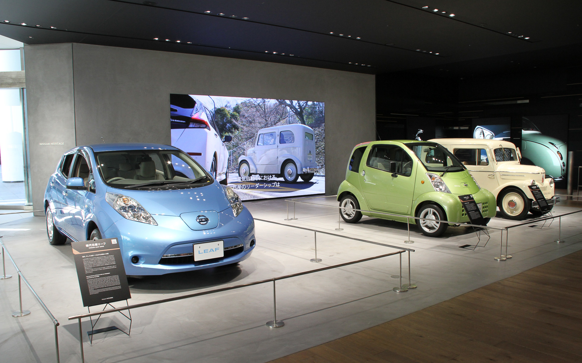 グローバル本社ギャラリーでは12月2日から日産が描く電動化の最先端を体感できるイベント「Nissan Futures」を開催。世界初公開のコンセプトカー「CHILL-OUT」をはじめ、たま電気自動車、ハイパーミニ、初代リーフやJAXAと共同研究している「月面ローバ（試作機）」、フォーミュラEマシン、リーフ NISMO RCといったさまざまな電動モデルを間近に見ることが可能。12月27日まで実施している