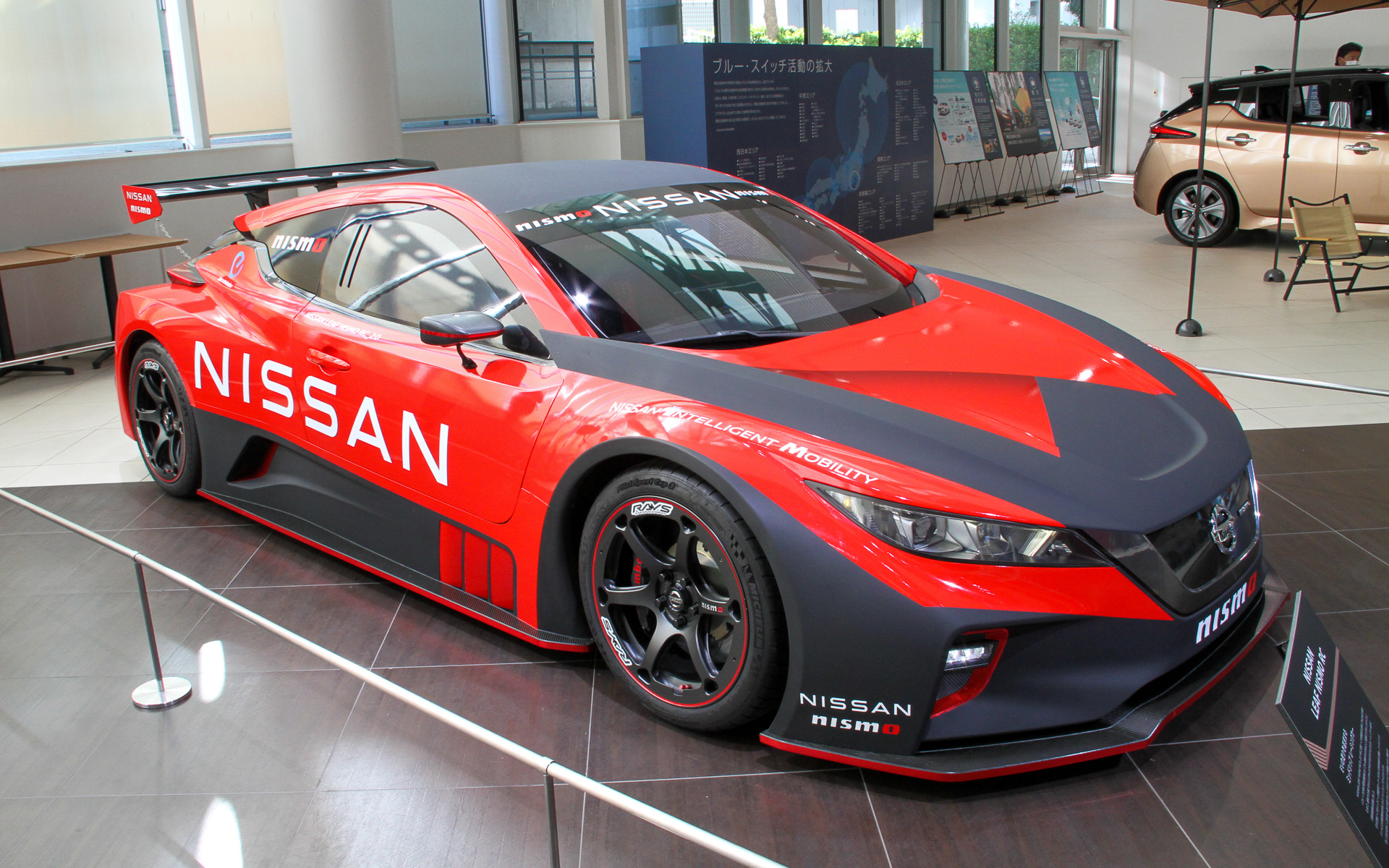 グローバル本社ギャラリーでは12月2日から日産が描く電動化の最先端を体感できるイベント「Nissan Futures」を開催。世界初公開のコンセプトカー「CHILL-OUT」をはじめ、たま電気自動車、ハイパーミニ、初代リーフやJAXAと共同研究している「月面ローバ（試作機）」、フォーミュラEマシン、リーフ NISMO RCといったさまざまな電動モデルを間近に見ることが可能。12月27日まで実施している