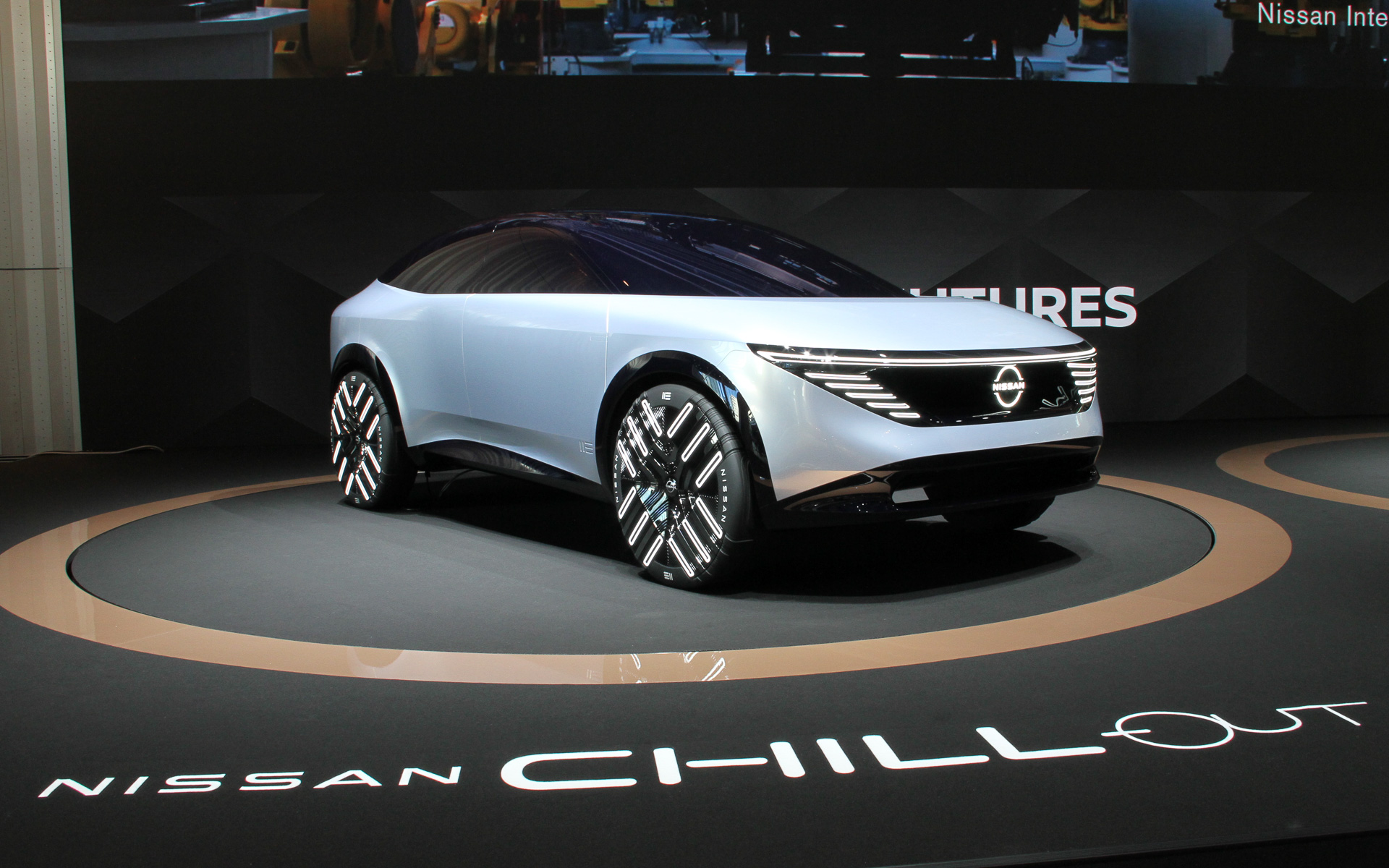 グローバル本社ギャラリーでは12月2日から日産が描く電動化の最先端を体感できるイベント「Nissan Futures」を開催。世界初公開のコンセプトカー「CHILL-OUT」をはじめ、たま電気自動車、ハイパーミニ、初代リーフやJAXAと共同研究している「月面ローバ（試作機）」、フォーミュラEマシン、リーフ NISMO RCといったさまざまな電動モデルを間近に見ることが可能。12月27日まで実施している
