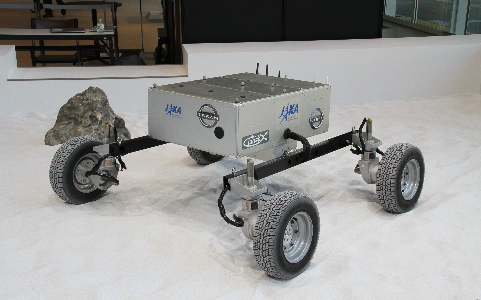 グローバル本社ギャラリーでは12月2日から日産が描く電動化の最先端を体感できるイベント「Nissan Futures」を開催。世界初公開のコンセプトカー「CHILL-OUT」をはじめ、たま電気自動車、ハイパーミニ、初代リーフやJAXAと共同研究している「月面ローバ（試作機）」、フォーミュラEマシン、リーフ NISMO RCといったさまざまな電動モデルを間近に見ることが可能。12月27日まで実施している