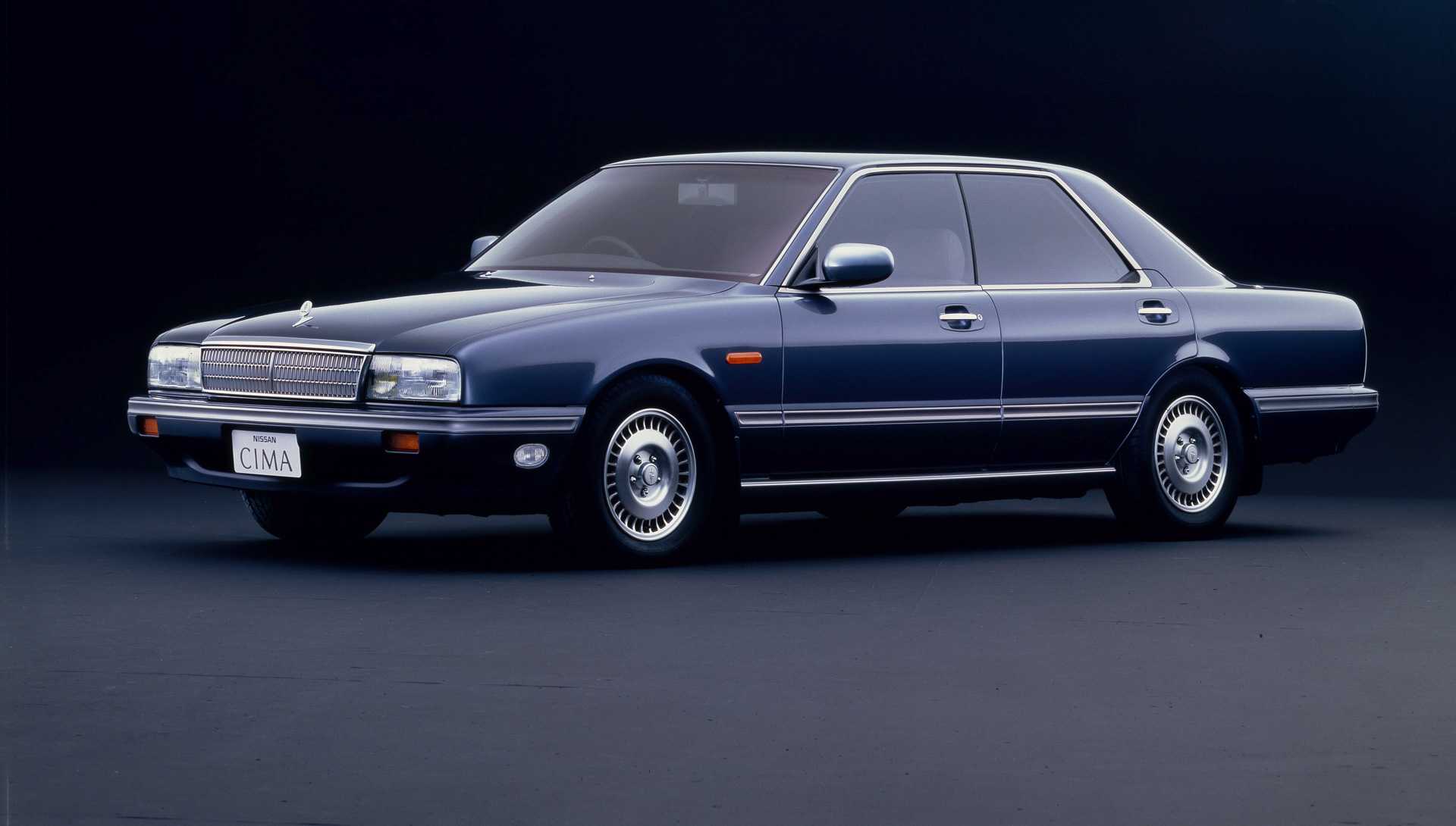 VG30DET型のV型6気筒 3.0リッターターボエンジンを搭載する初代シーマ