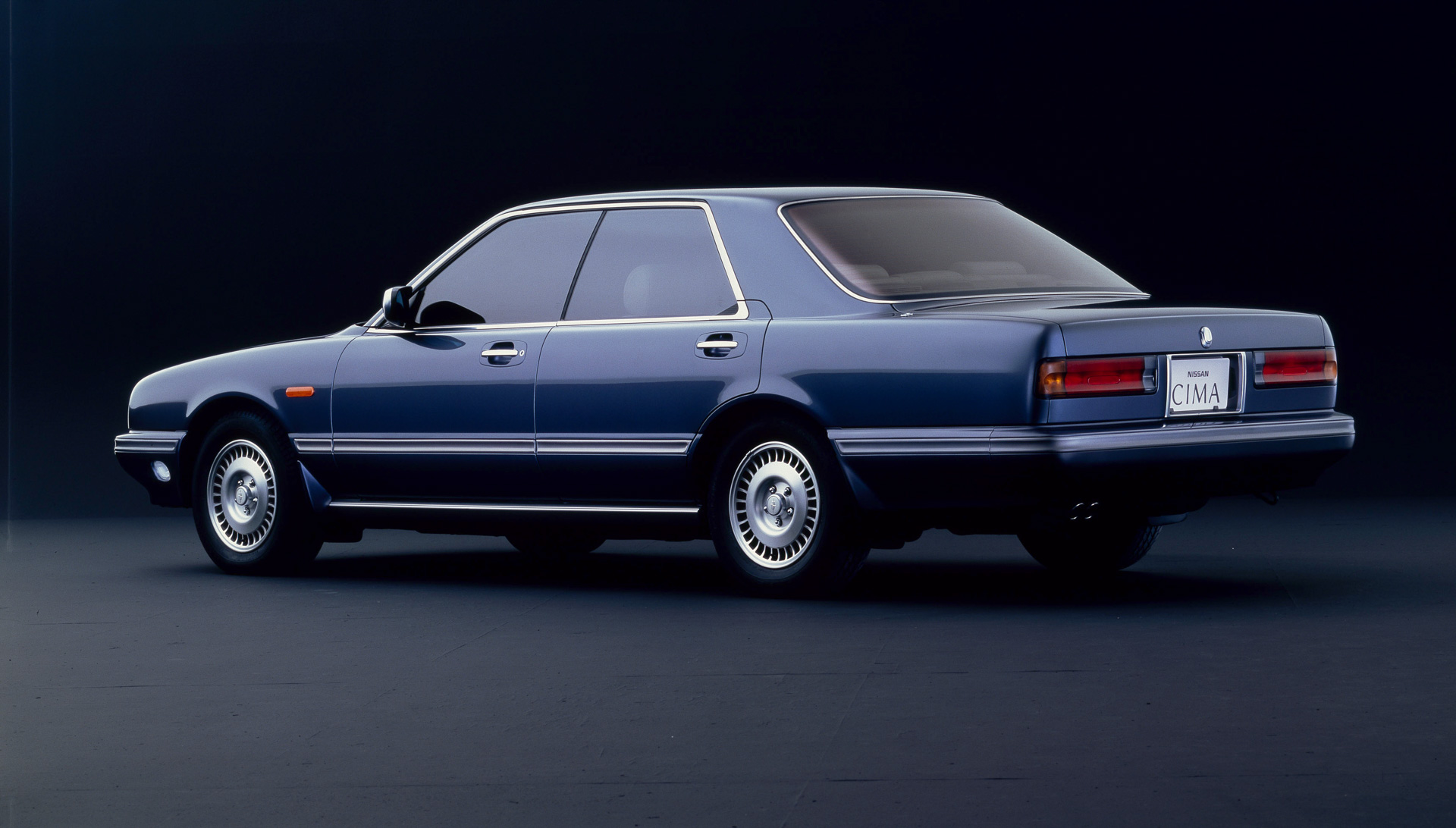 VG30DET型のV型6気筒 3.0リッターターボエンジンを搭載する初代シーマ