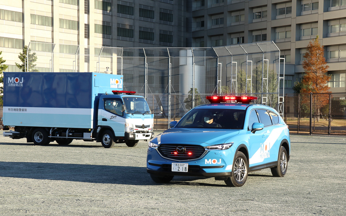 特別機動警備隊「SeRT」指揮官車のCX-8とトラック