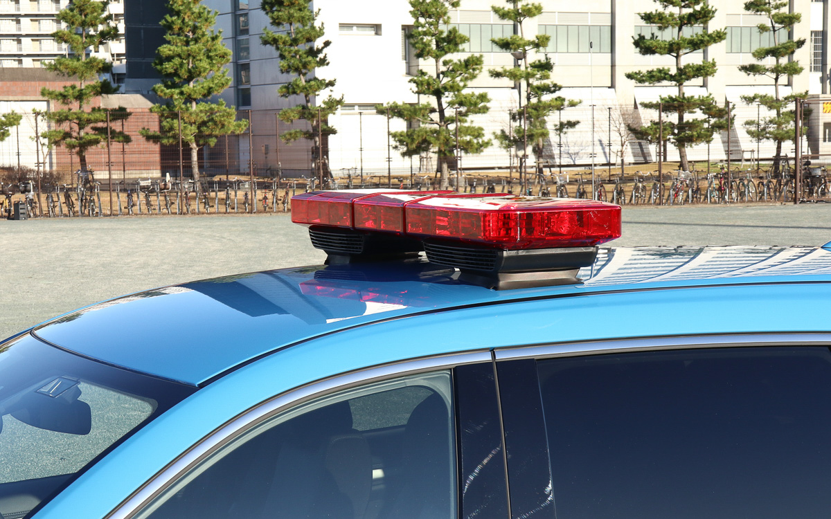 ルーフ上には散光式警光灯を搭載