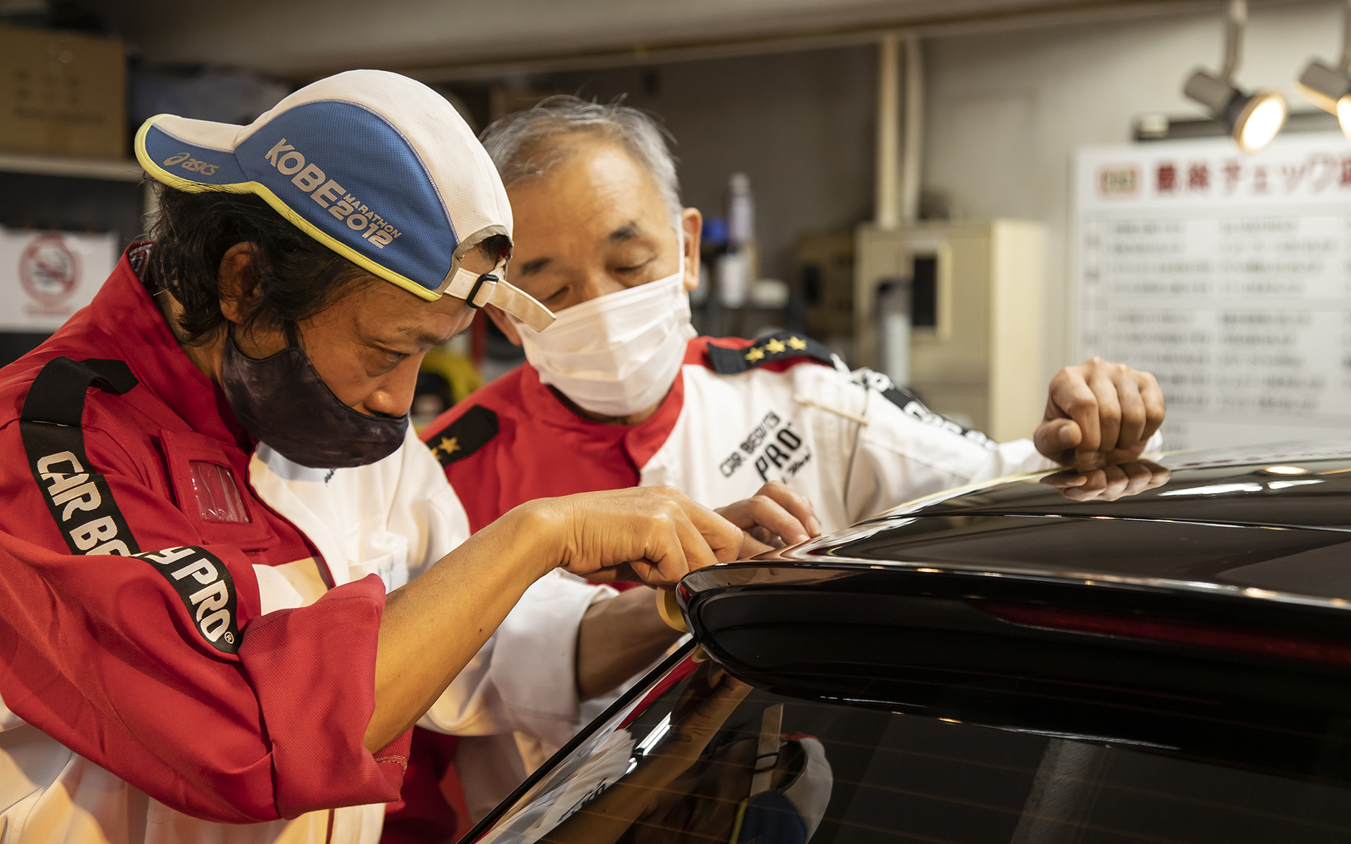 取材にうかがった日もスクール開校日。講習生の方が磨きを行なう前のマスキング術を学んでいる最中だった。白いマスクの方がスクールの校長である高井雅弘氏