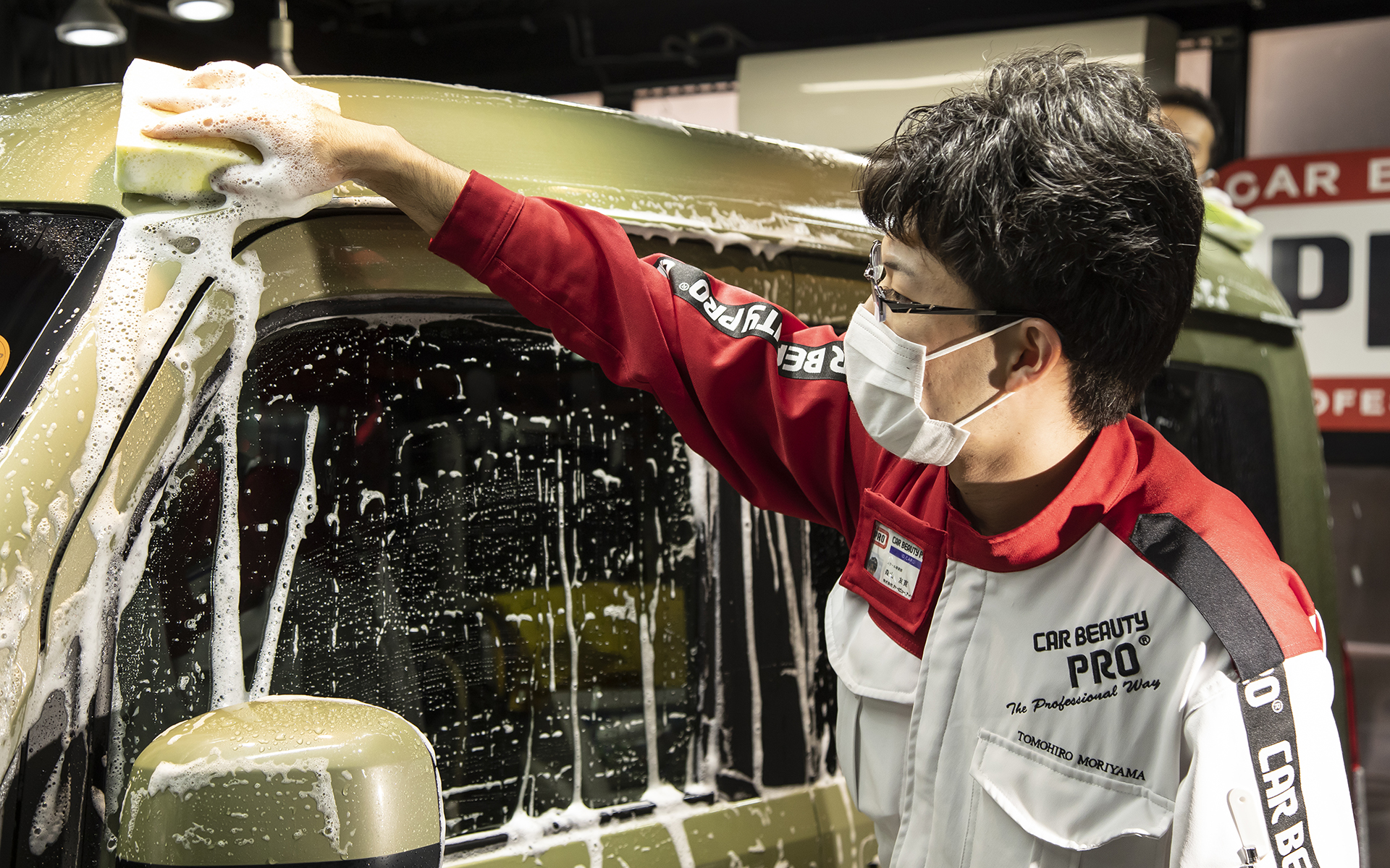 洗う前にはたっぷりの水をボディの上からかけていく。その後、カービューティープロの「TYPE-A 洗車用スポンジ」（220円）に含ませてボディを優しくなでるように。スポンジで洗うというより泡で洗うイメージだ