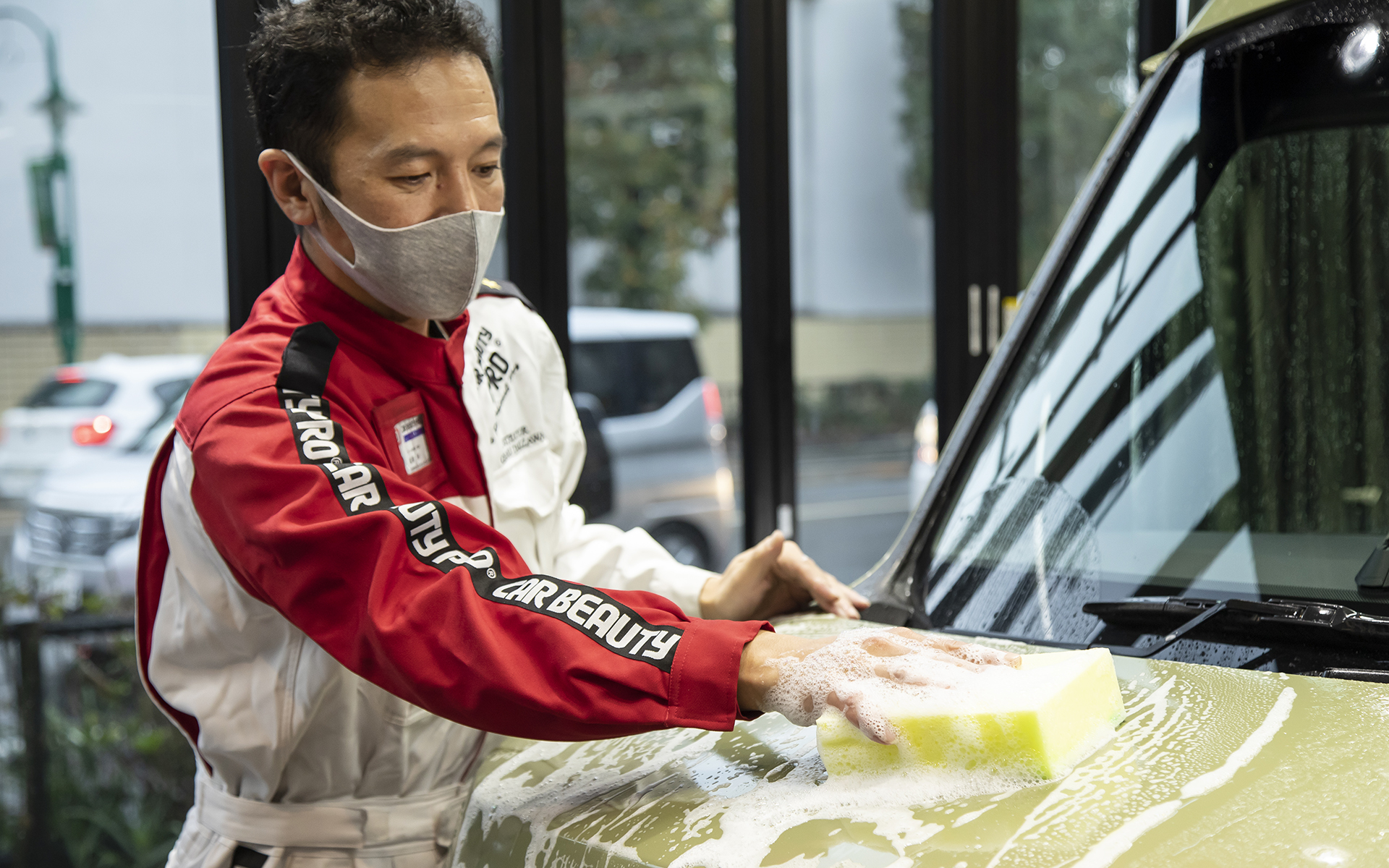 洗車中、作業者は常に身体とボディの間隔に注意する。作業車の身体でボディを擦らないようにするためだ。カービューティープロの作業着は白色の面が多いが、これは汚れに対して常に注意深くなるためのこと。上級者になるほど作業着は汚れなくなる