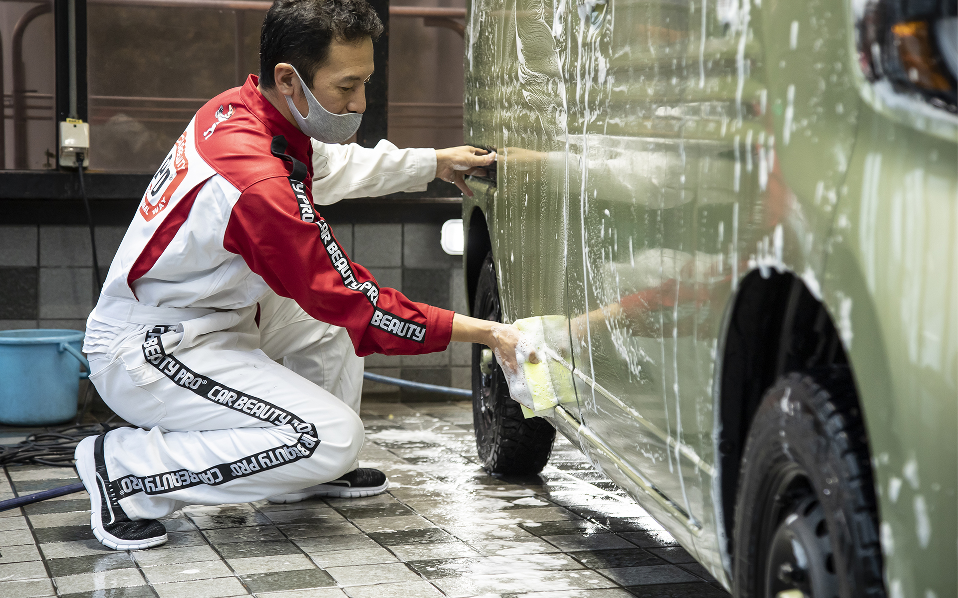 低い位置はしゃがんで作業。洗う部分に目線の高さを合わせることで汚れが確認しやすいのだ。また、スポンジを動かす手の動きも前かがみの姿勢でやるよりスムーズに動かせるため、洗った箇所にムラが出ない