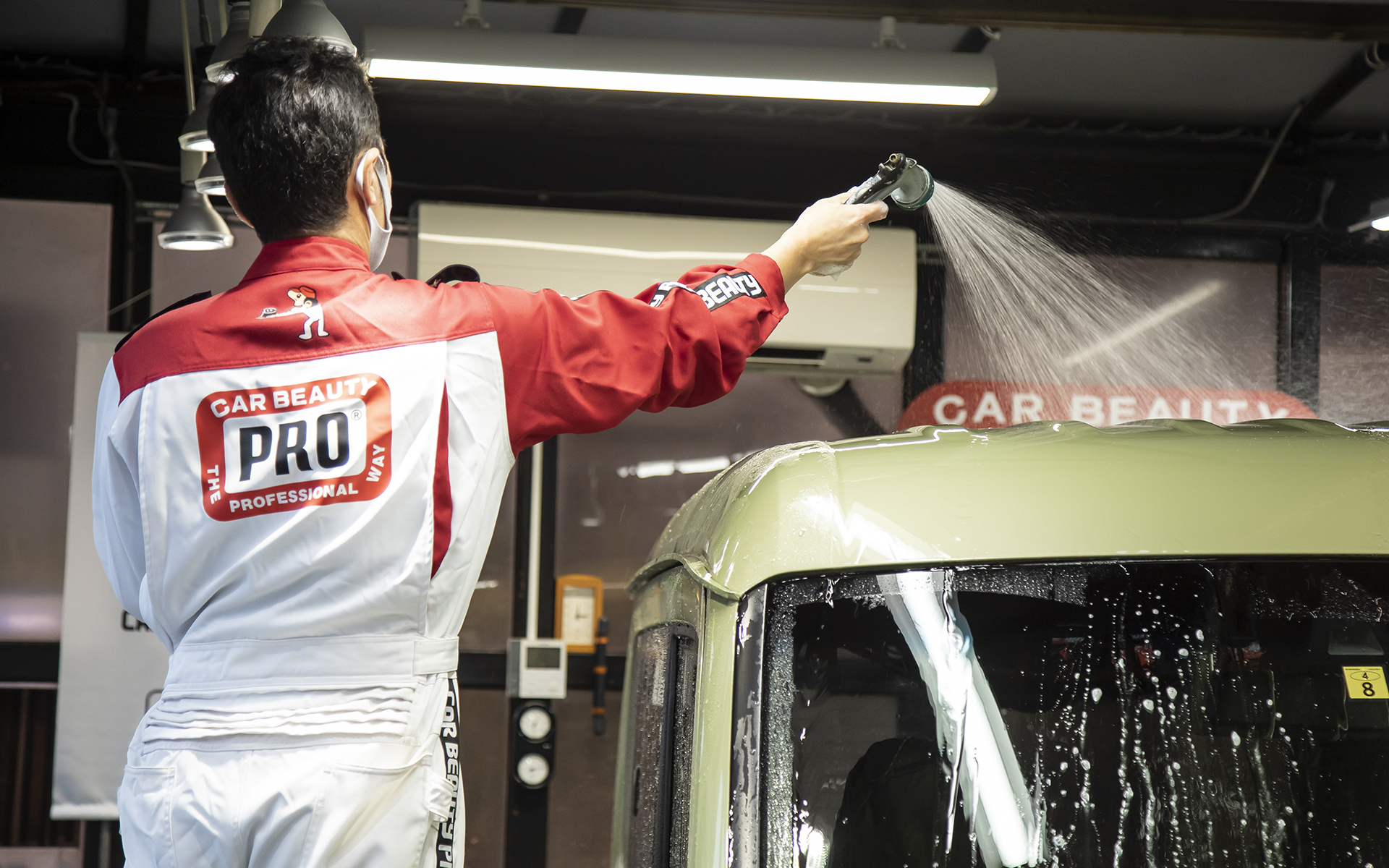 洗い終わったら上から水をかけてカーシャンプーを洗い流していく。ホースを使う際も片手でホースを握りボディに当たらないようにしている