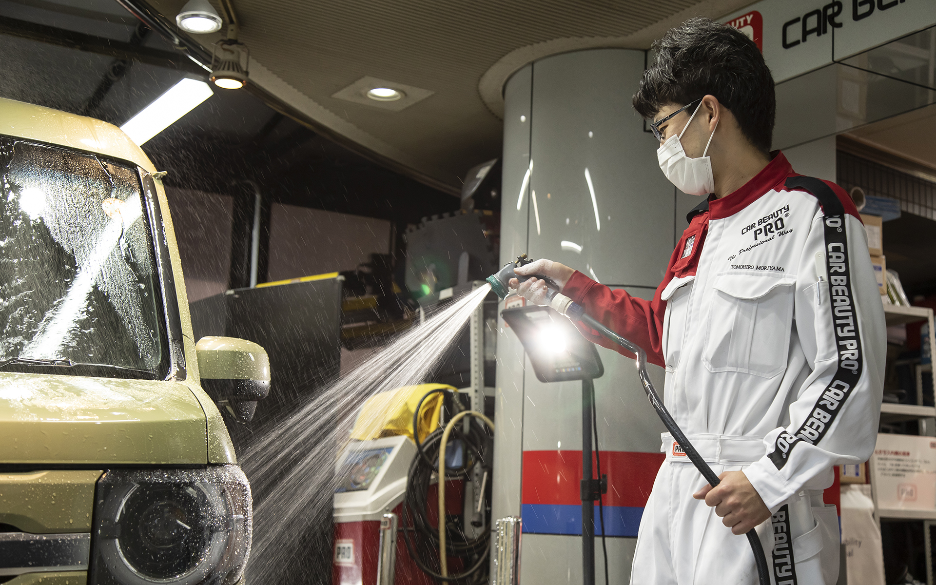 洗い終わったら上から水をかけてカーシャンプーを洗い流していく。ホースを使う際も片手でホースを握りボディに当たらないようにしている