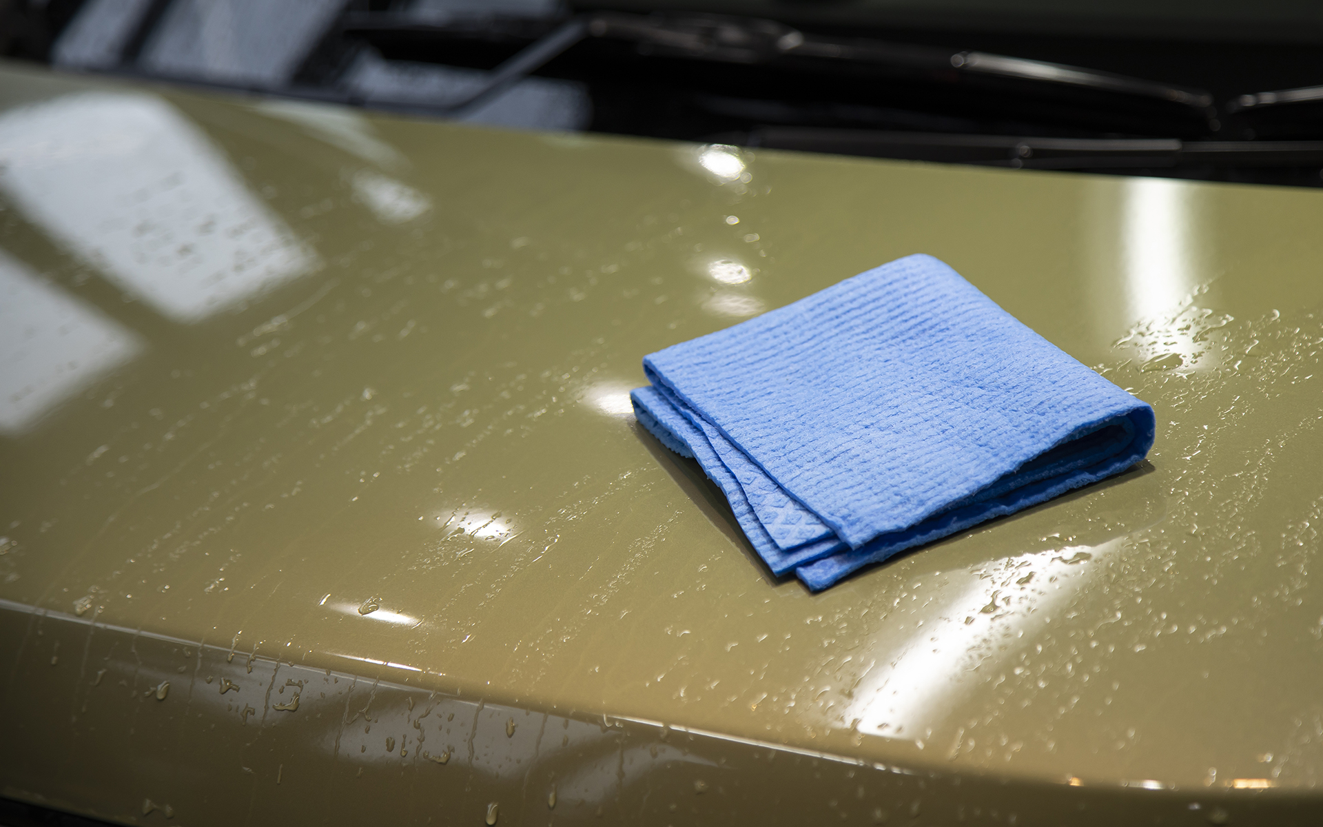 水分の拭き取りには「PROクロス」（396円）を使用する。サイズは305×206mmと広い。構造は水分をたっぷり含めるスポンジ気孔なので吸水性はとてもいい。繰り返し使用できる