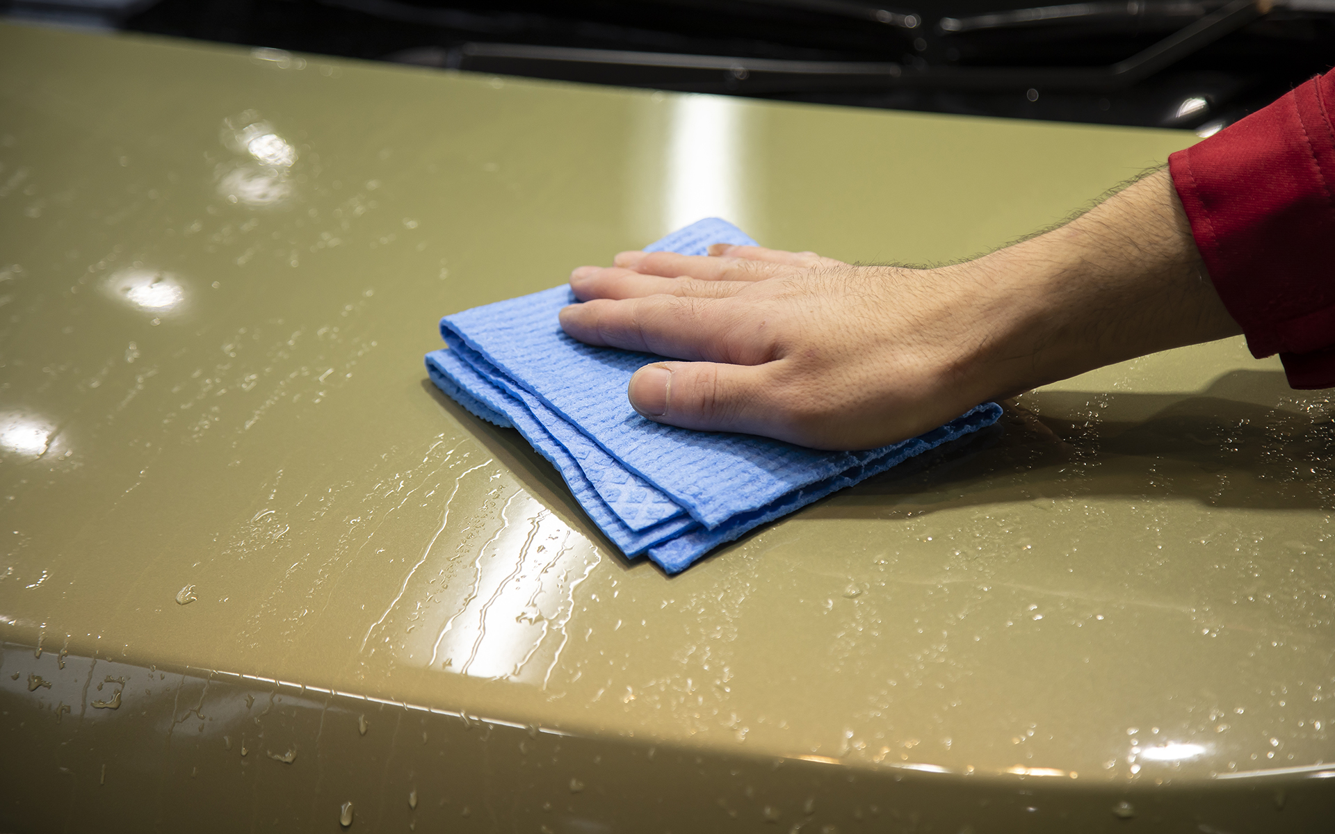 大きなクロスだがこのようにキレイに折り畳んで使用している。積層することで吸水性を高めることと均一に拭き取りするためだ