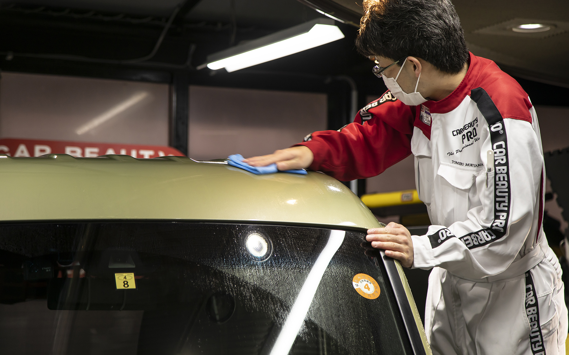 ハイルーフのクルマはルーフが特に汚れていたり、拭き取りしなかった水が乾いて白い水の跡が残っていることが多い。これらは塗装を傷めるのでクルマの価値を下げてしまう。自分で洗うのが苦手な場合はカービューティープロ加盟店に依頼したい