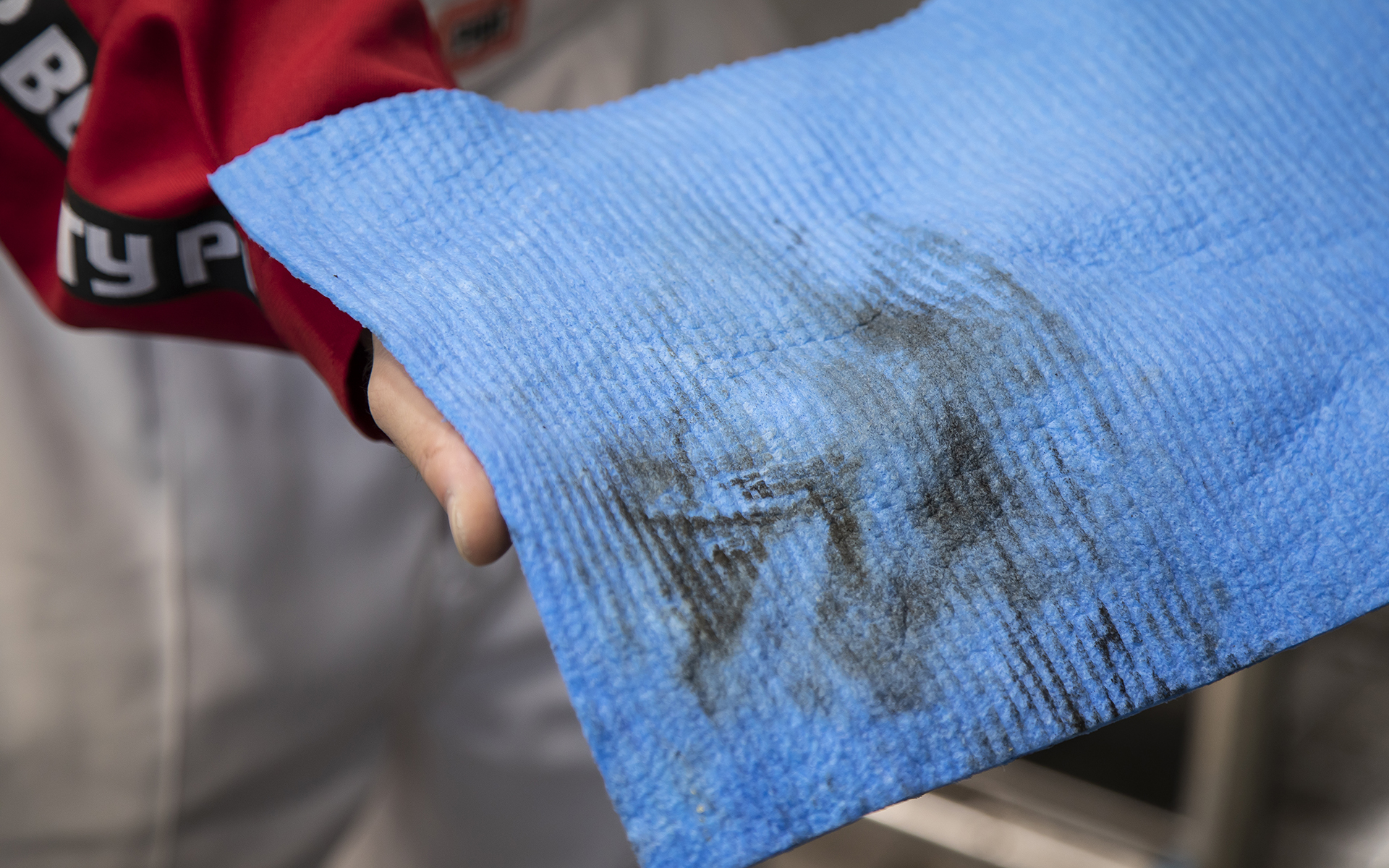 軽く拭き上げるだけでもこのように汚れが取れる。このクルマは隅々までキレイにしているつもりだったがプロから見るとまだまだだったようだ