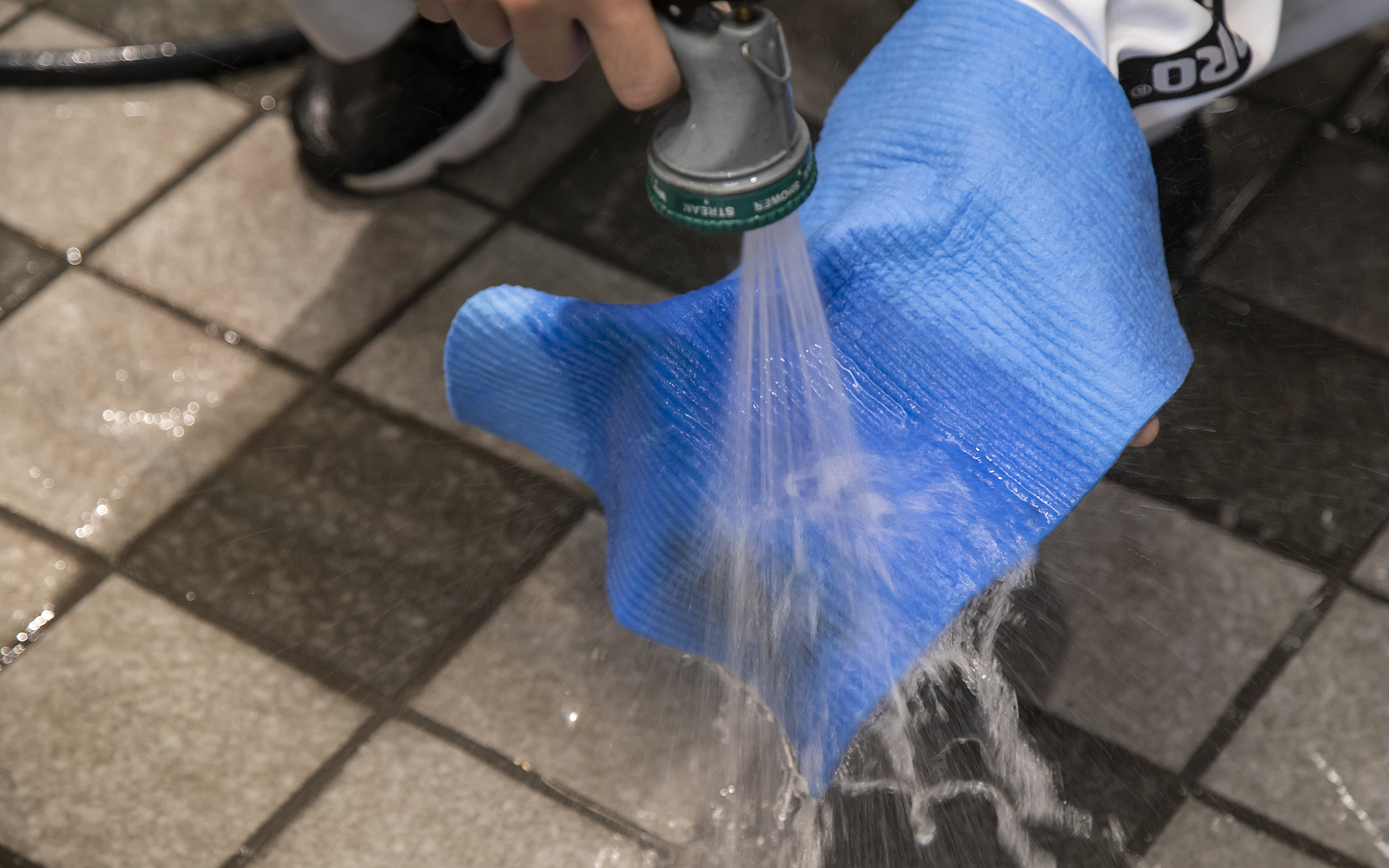 PROクロスは汚れたら水洗いでキレイに戻せる。305×206mmの大きさでカービューティープロ加盟店が使うプロ仕様。それでいて396円は安いと思う