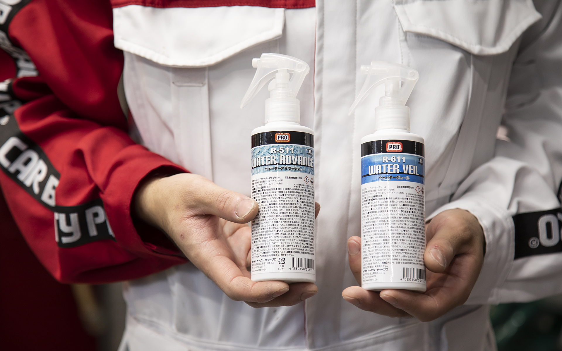 撥水コーティング剤（メンテナンス剤としても使用可）は汚れが付きにくくなる効果もあるが、撥水の種類にはキレイな水玉ができる「撥水」タイプと、水が流れていく「低撥水」タイプがある。左が撥水タイプの「R-511 ウォーターアドヴァンス」。200mL入りで価格は1980円。右が低撥水タイプの「R-611 ウォーターヴェール」。200mL入りで価格は1980円