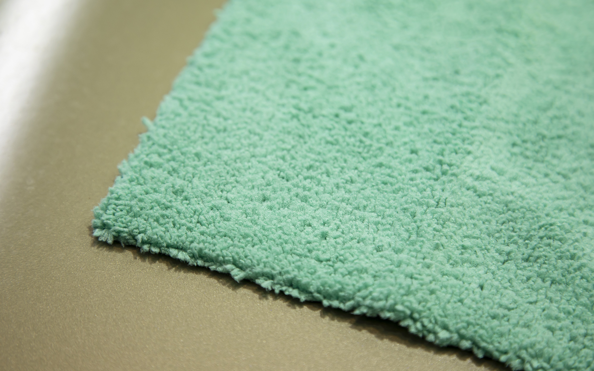 PROマイクロファイバータオルのエッジレス処理をした端。タオルの全面を同じ状態とすることで吹き上げの際に塗装面にやさしい作りとしている