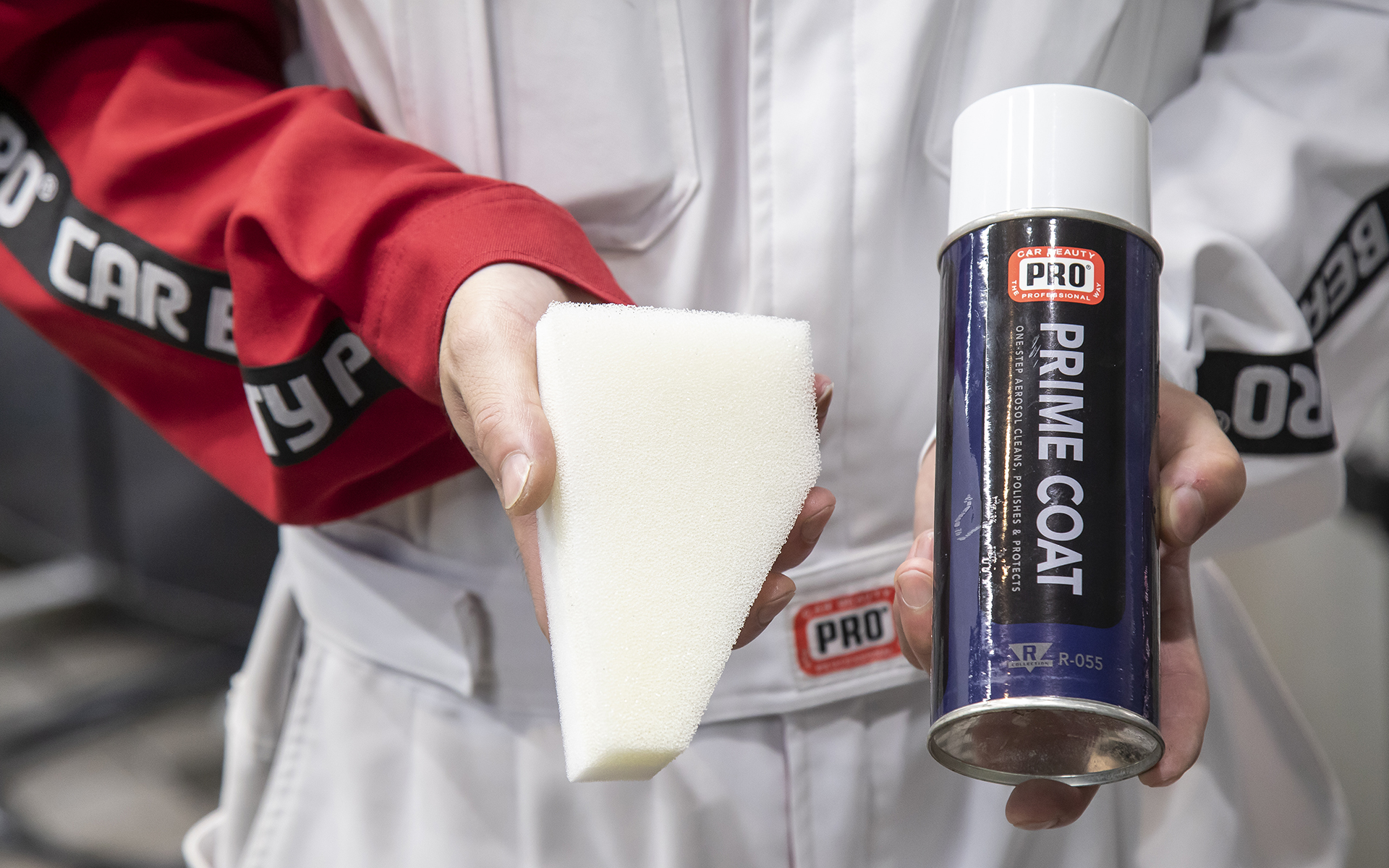 洗車後の仕上げには撥水性＋光沢性を持つ「R-055 プライムコート」もある。こちらは洗車後のぬれたままのボディに塗り込む。水あかを落とす効果もある。420mL入りで価格は8360円