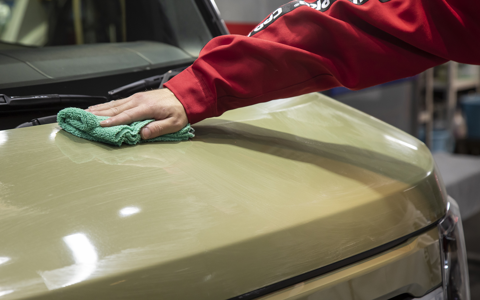 洗車後の仕上げには撥水性＋光沢性を持つ「R-055 プライムコート」もある。こちらは洗車後のぬれたままのボディに塗り込む。水あかを落とす効果もある。420mL入りで価格は8360円