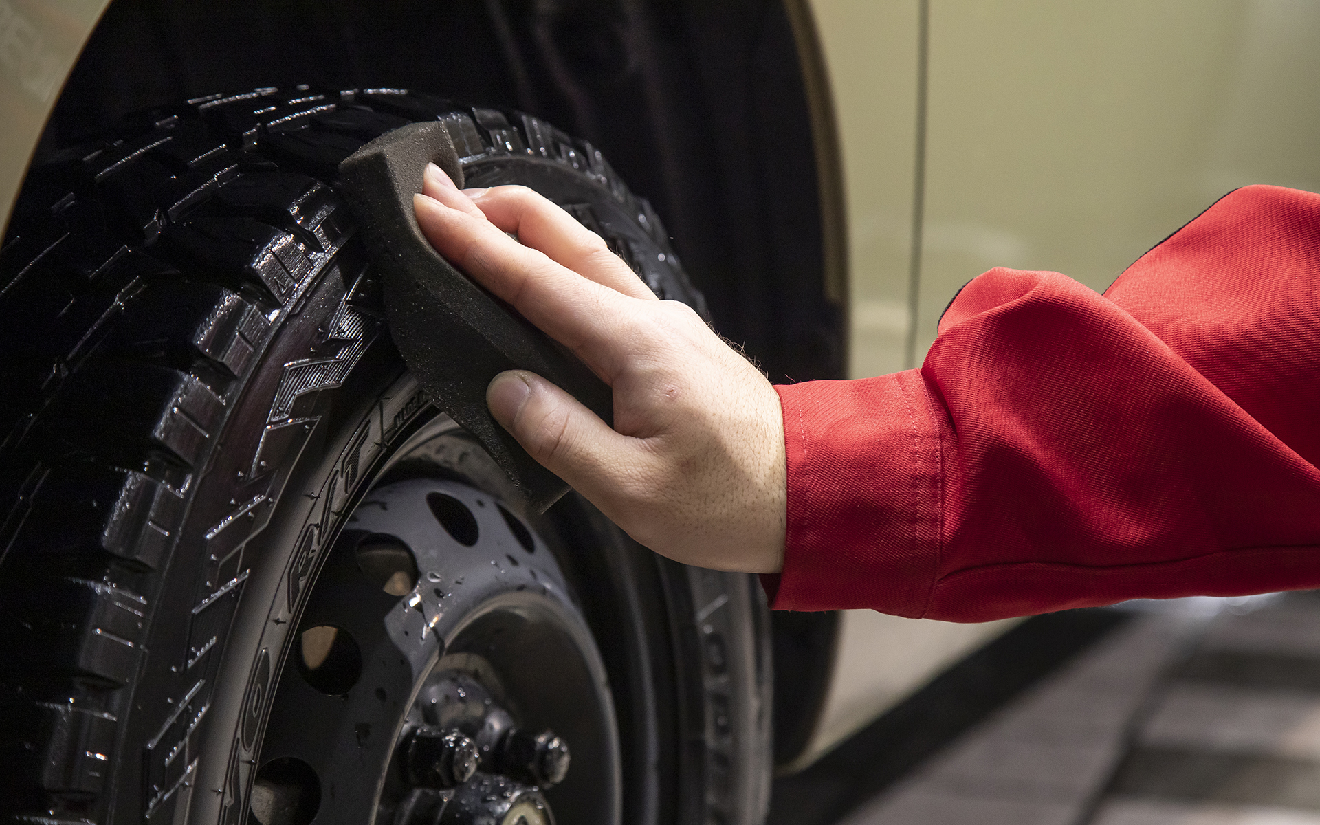 R-092タイヤ＆ラバーワックスは200mL入りで価格は1540円。たしかにテカりすぎない自然な仕上がりだ