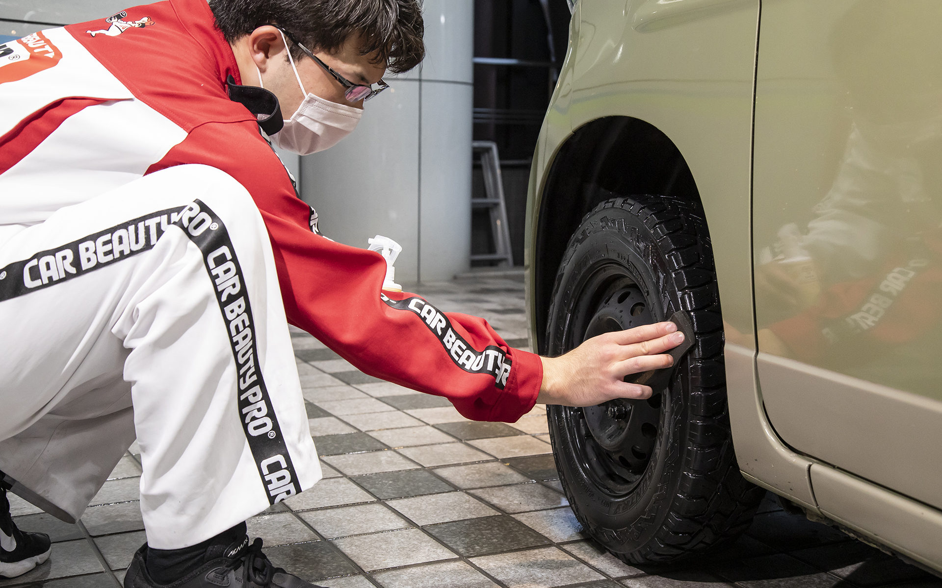 R-092タイヤ＆ラバーワックスを塗るときも腰を落としていた。この体勢ならサイドウォールだけにキレイに均一に塗ることができる