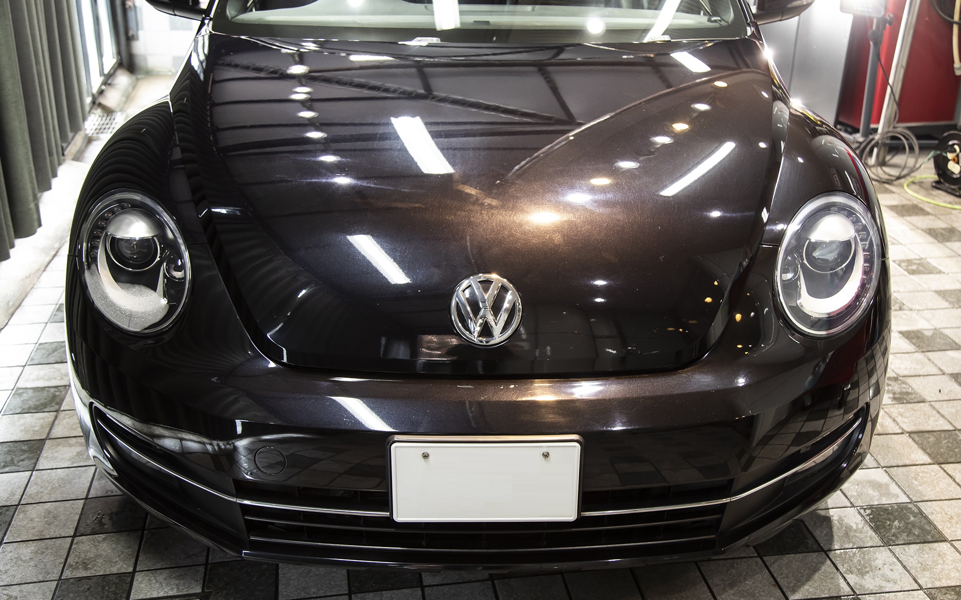 黒メタリックのザ・ビートル。屋外ではキレイなボディに見えたのだけど実際はこんな感じ