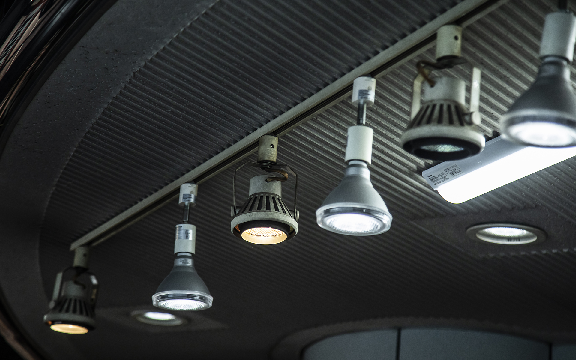 ボディカラーによっては単一の照明だと傷が分かりにくいので、いかなるカラーでも傷の判別が付くよう色の異なる照明を混ぜているとのこと