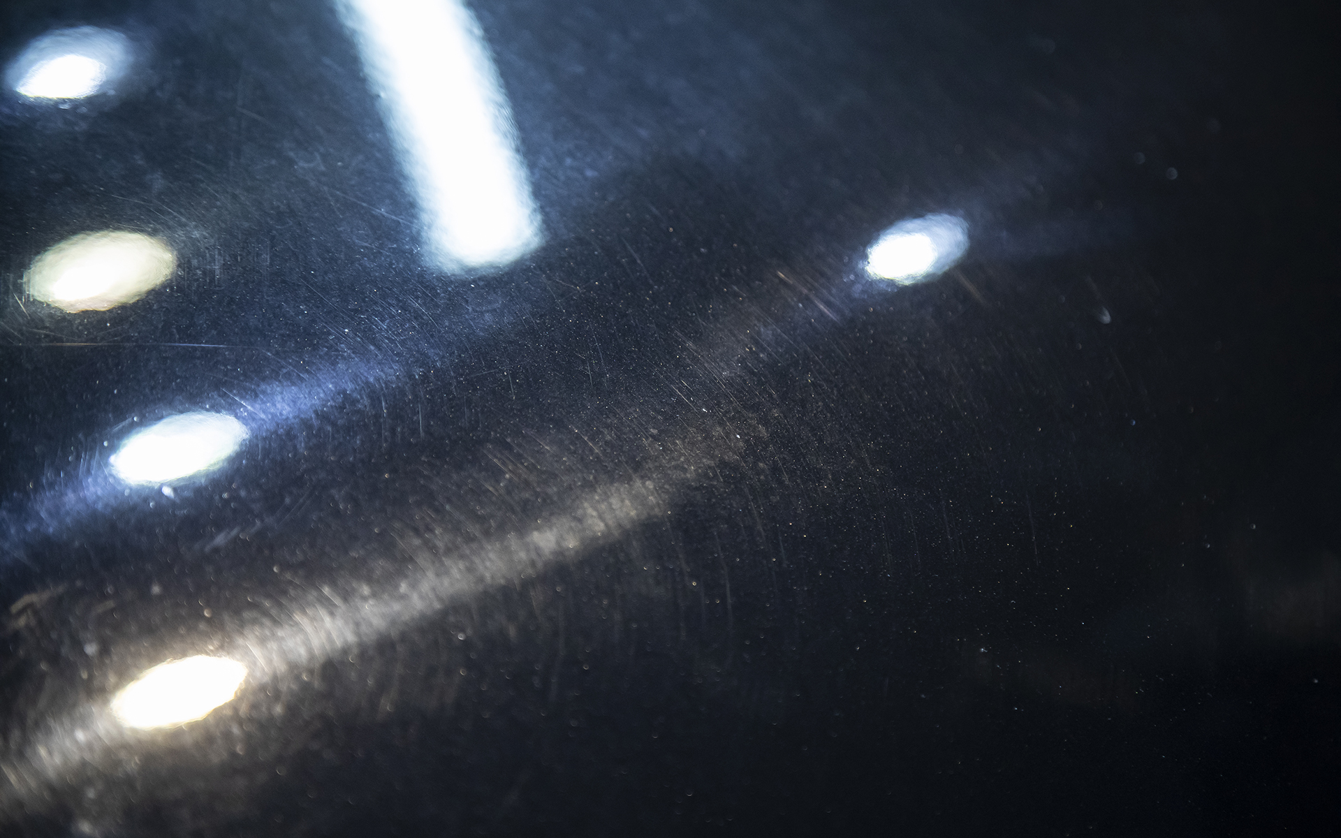 ボディカラーによっては単一の照明だと傷が分かりにくいので、いかなるカラーでも傷の判別が付くよう色の異なる照明を混ぜているとのこと