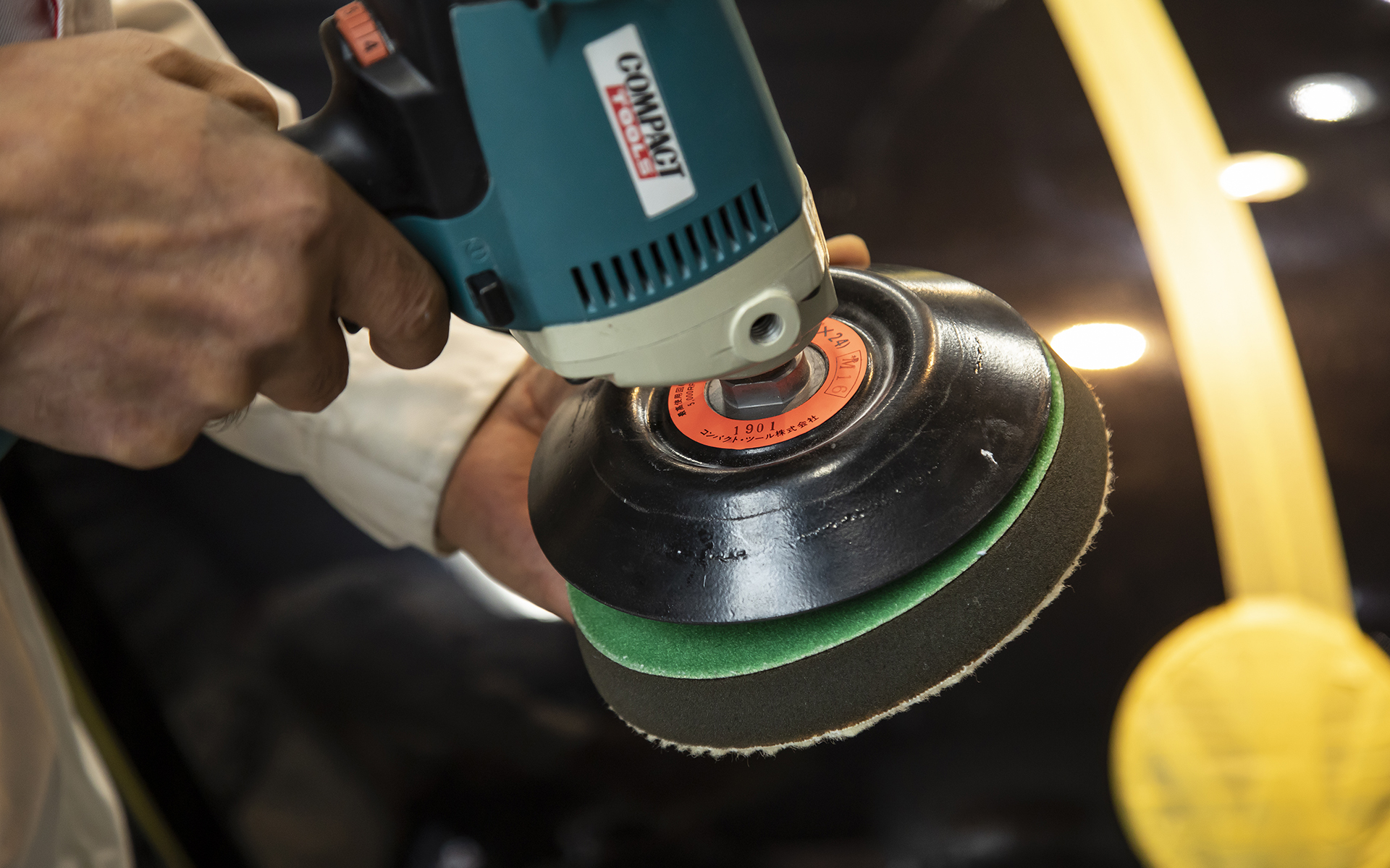 ポリッシャーという電動工具に磨き用のバフをつける。固定はマジックパッドで行なうが、ここで大事なのはバフのセンターとポリッシャーの回転面のセンターをしっかり合わせること。こうすることでバフが安定してキレイに塗装面の上でまわるようになる