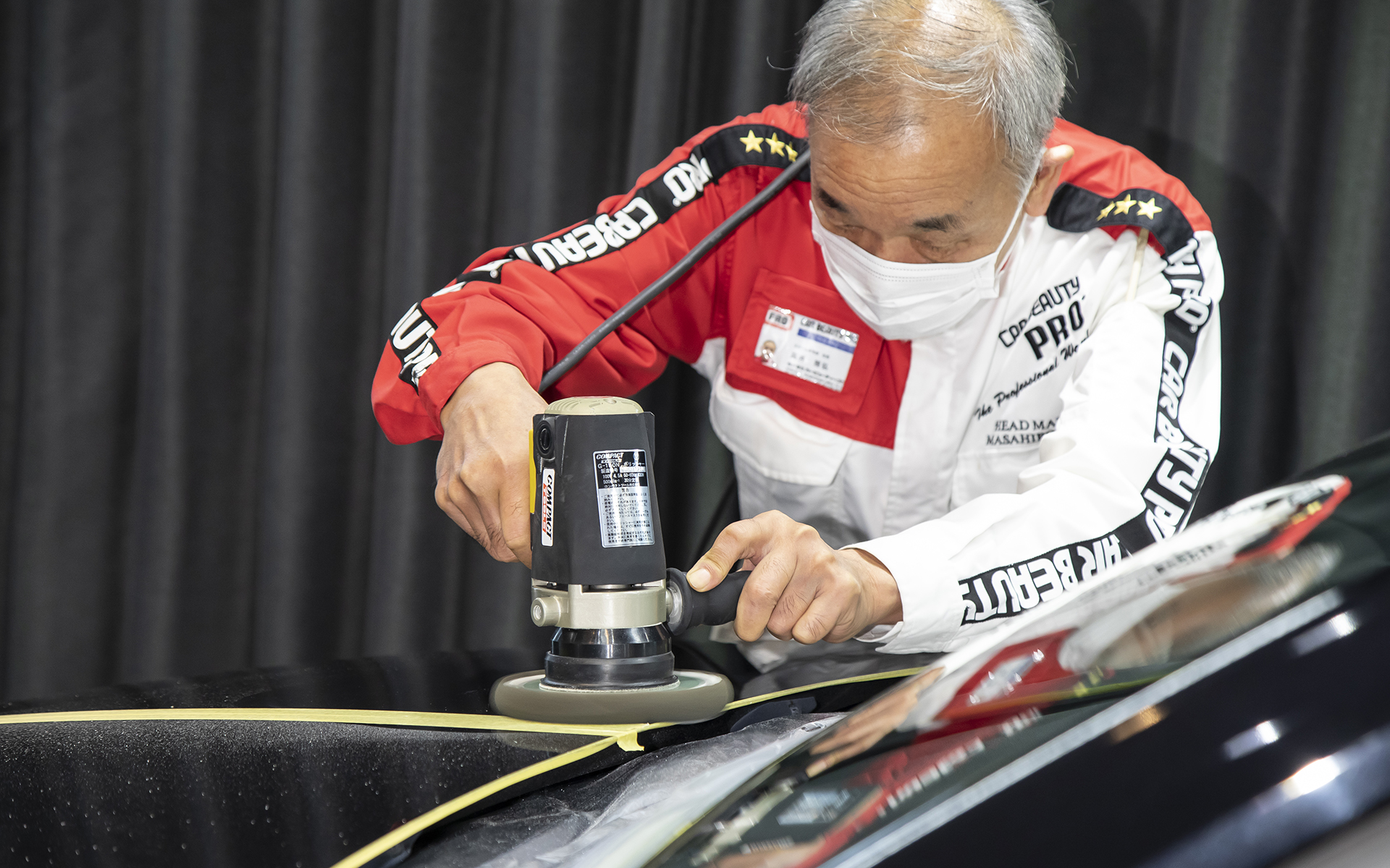 磨きの実演してくれたのはカービューティープロスクール校長の高井氏