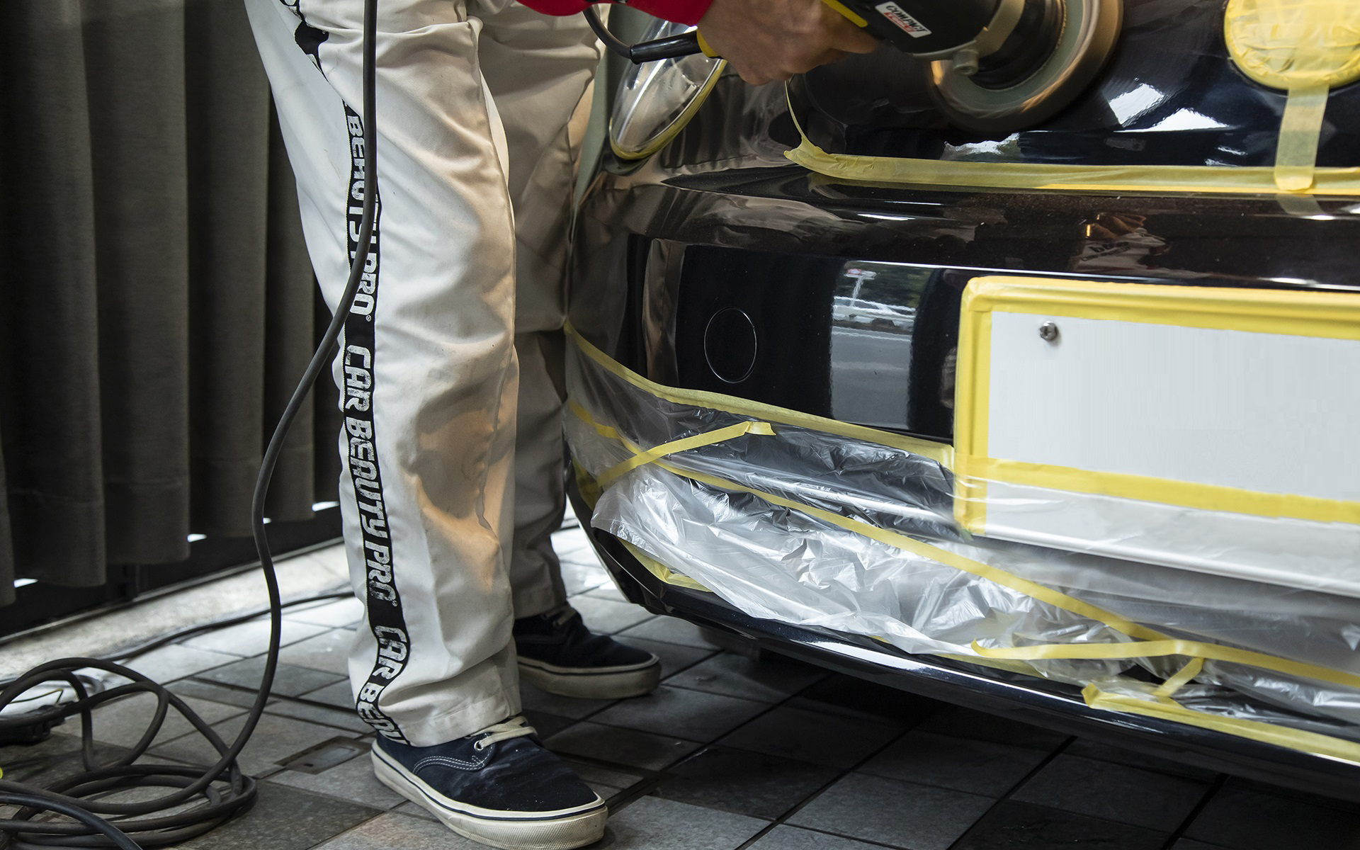 どの位置でもポリッシャーと塗装面は平行に近い位置関係。均等に押し当てている証拠だろう