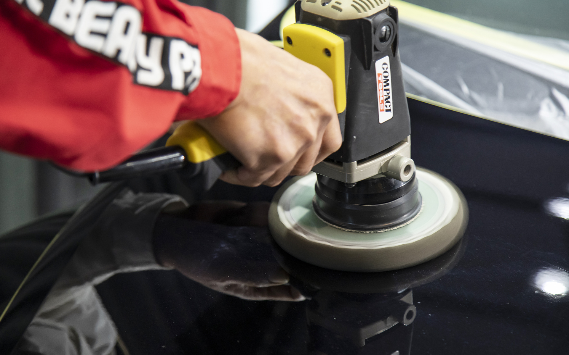 途中、傷の状態をチェック。そして仕上がりの状態に応じてバフを付け替えてさらに磨いていく。前記したように最近のクルマは塗膜が薄いので、磨き作業中の道具選択の的確さはとても大事