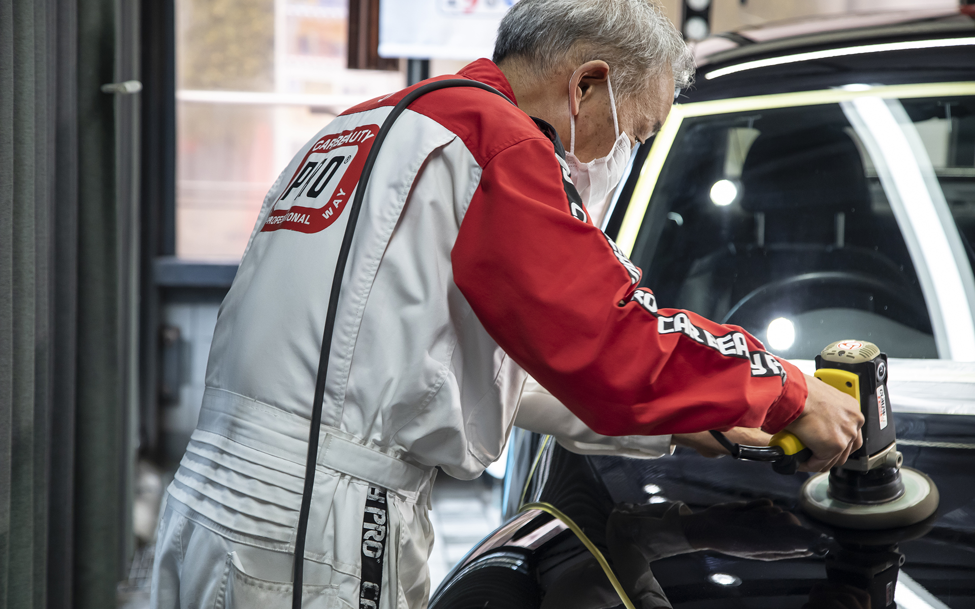 身体がボディに触れないようギリギリの幅で作業。また、ポリッシャーのコードがボディに当たらないよう肩にかける