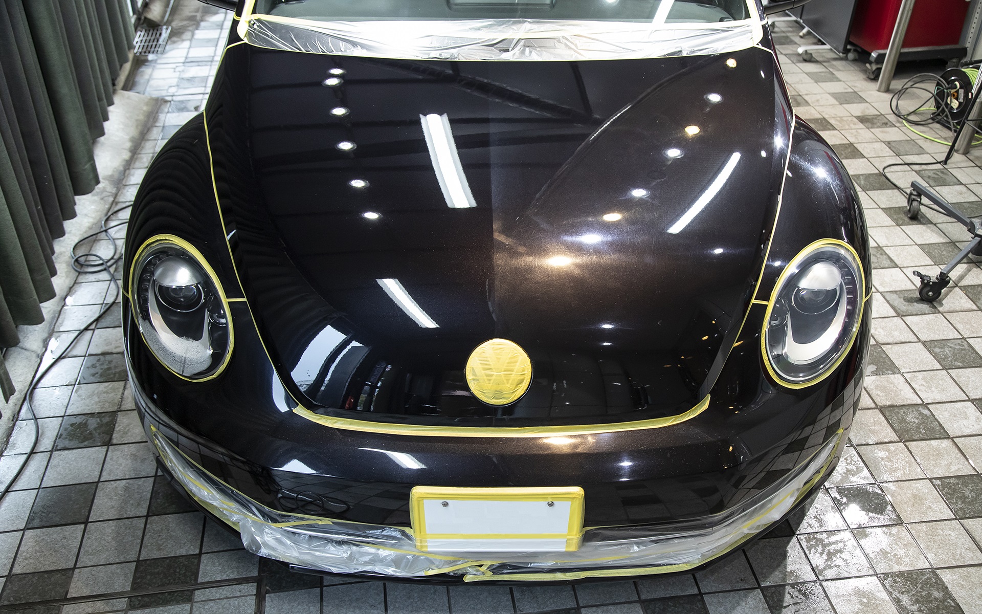 撮影用にボンネット半分のみ磨いてもらった。結果はこのとおり。左右で違う色と言えるくらいの差が出た