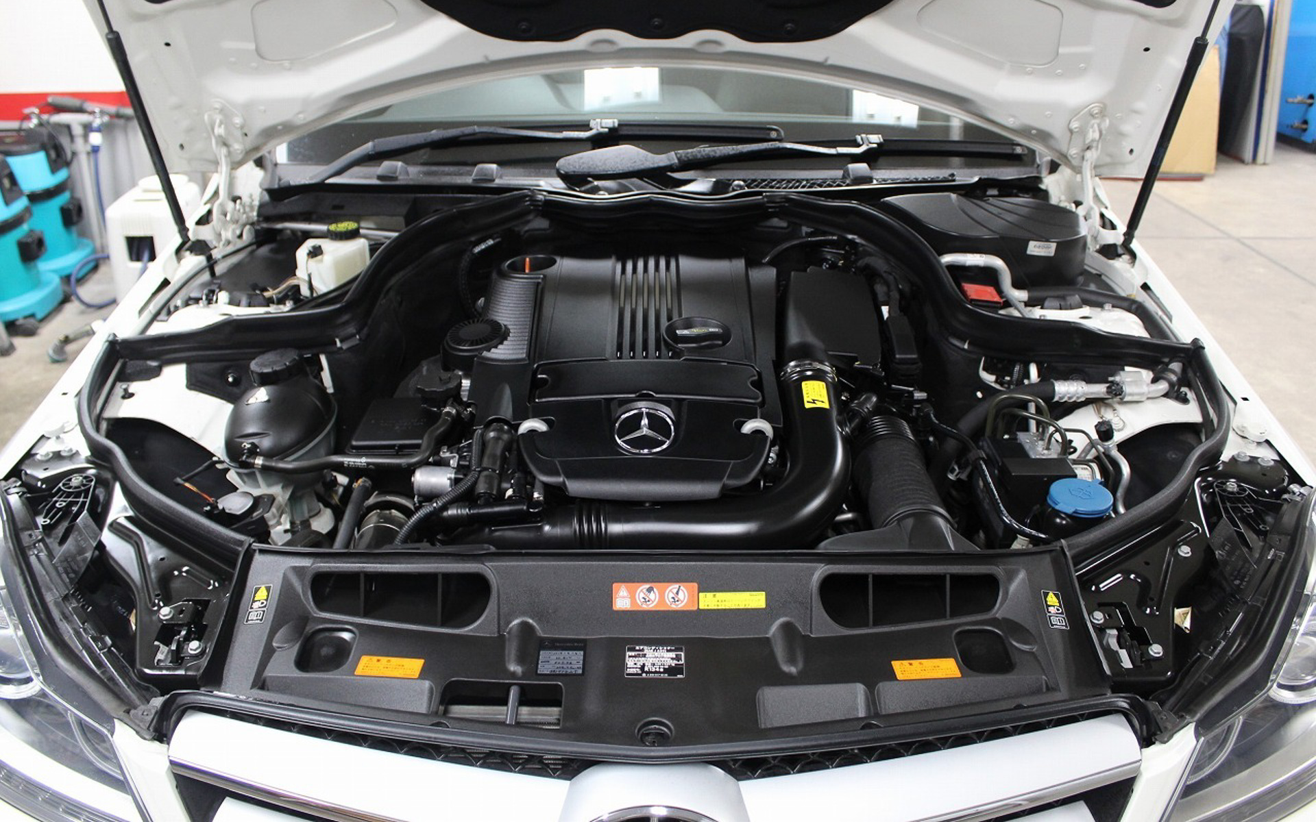 洗浄後は新車のようなエンジンルームに仕上がっている