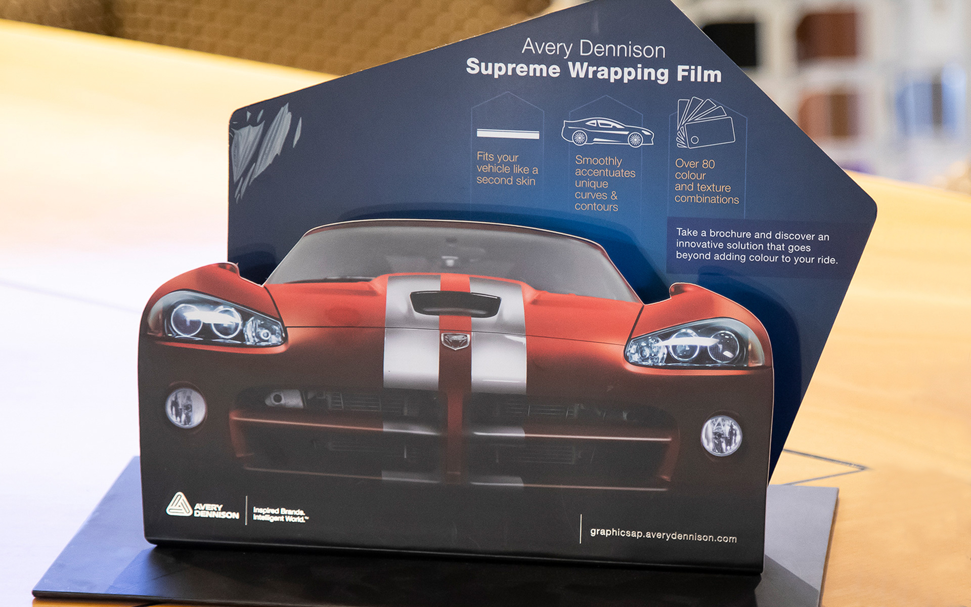 新たに開設したのが「カーラッピング」の技術を取得するコース。輸入車や趣味性の高いクルマを中心に気軽な色変え、飛び石などからのボディ保護の目的で施工するケースが増えているので、そのニーズに応えるため受講する人も同時に増えている