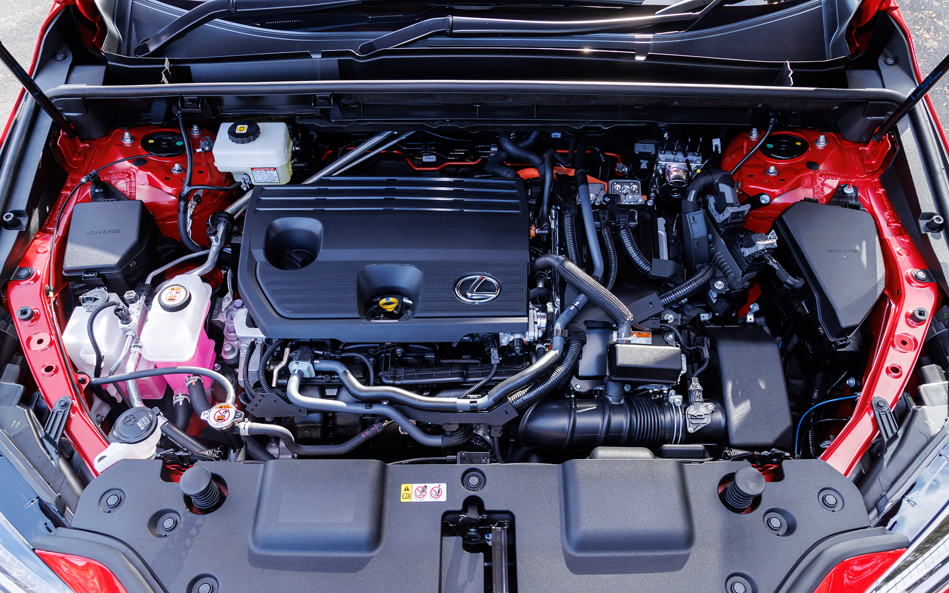 「NX450h+」と同じパワーユニットを搭載するが、「NX350h」では最高出力140kW（190PS）/6000rpm、最大トルク243Nm（24.8kgmf）/4300-4500rpmとエンジン出力が高められている。HEVはPHEVよりもエンジン主体で走るため