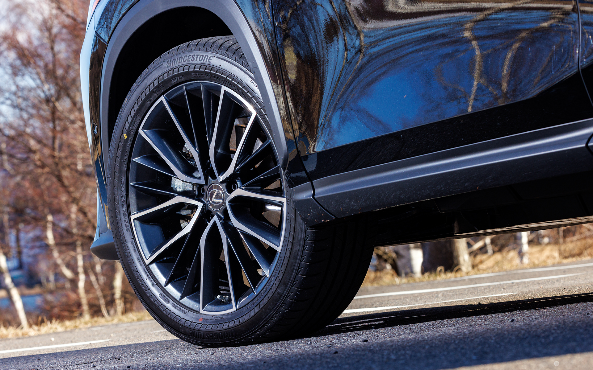 235/50 R20の20インチランフラットタイヤを装備する