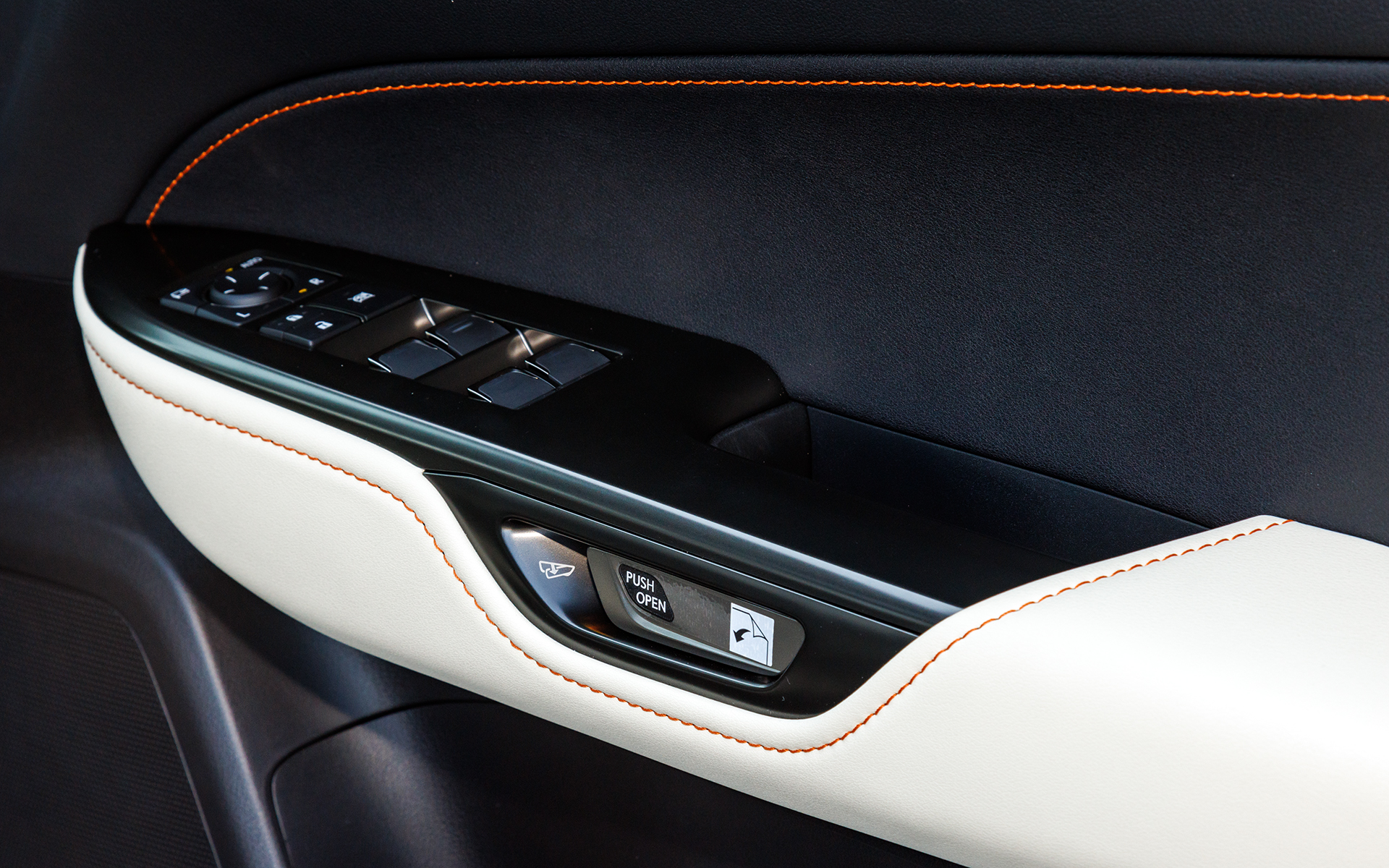 インサイドドアハンドルやアウトサイドドアハンドルは、メカ制御から電子制御に変更し、レクサス初の「eラッチ」採用