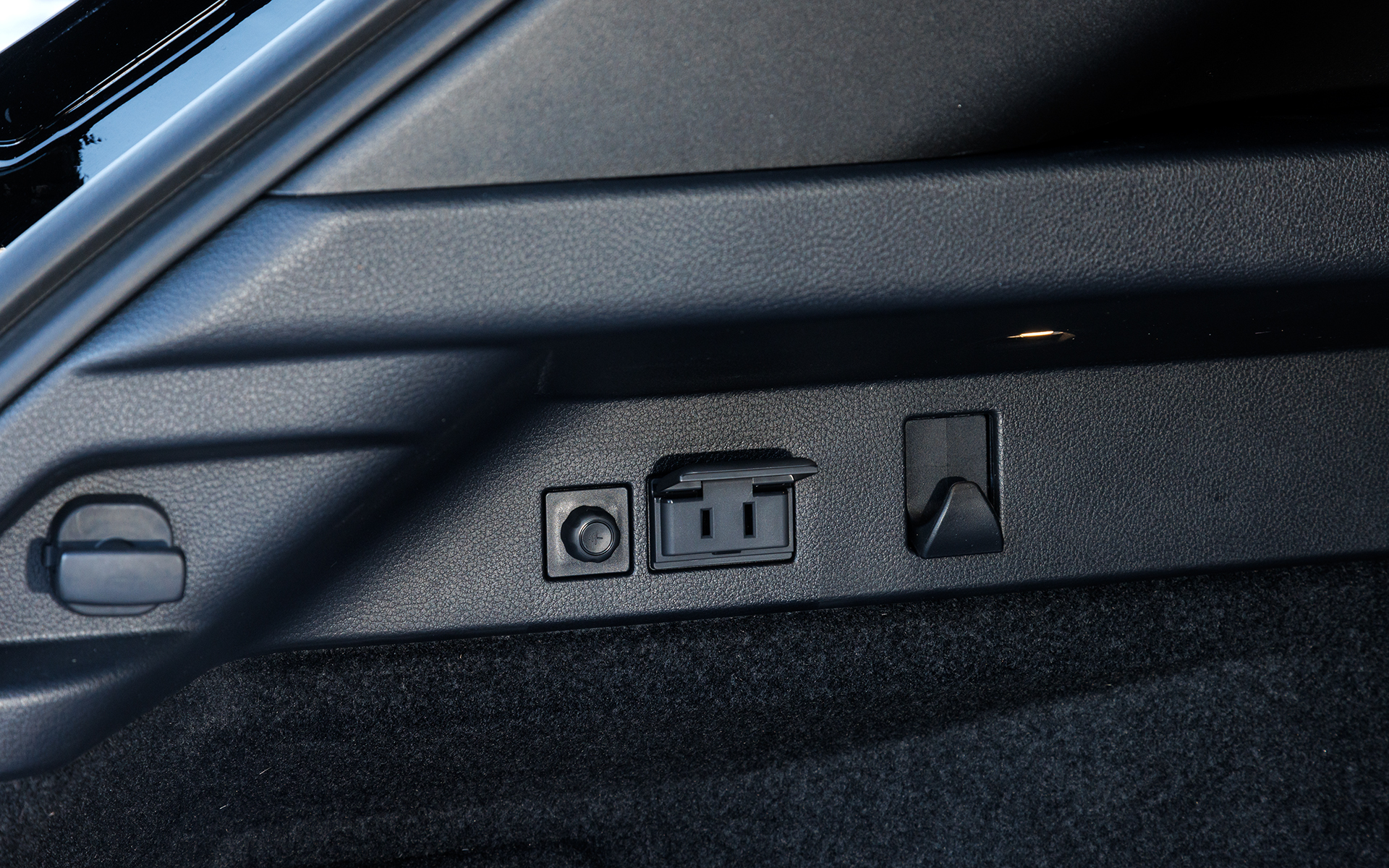 ラゲッジルームにAC100V/1500Wのアクセサリーコンセントを装備