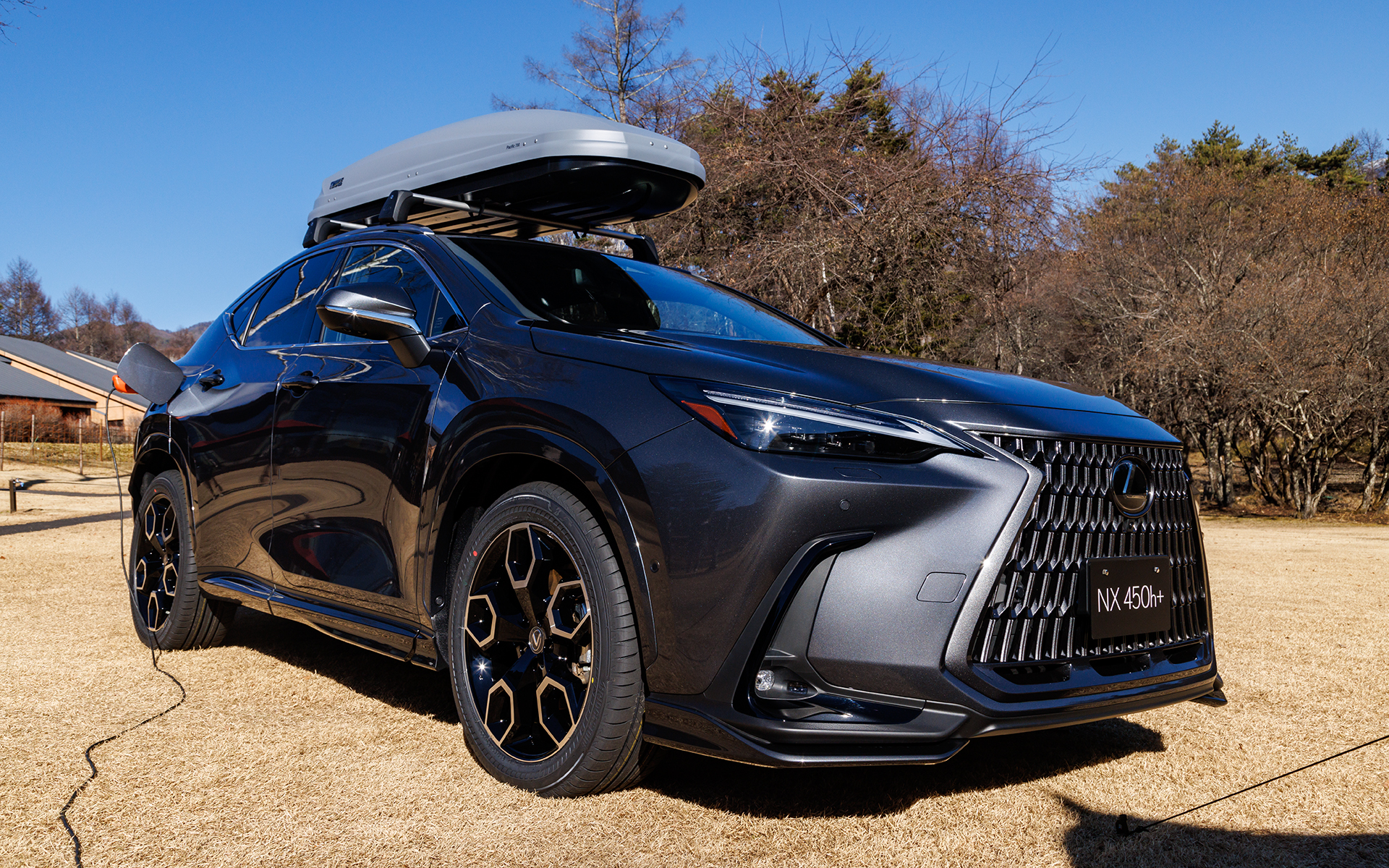 用品装着車では、各種エアロパーツが装備されていた。いずれもレクサスらしい、さりげないもの