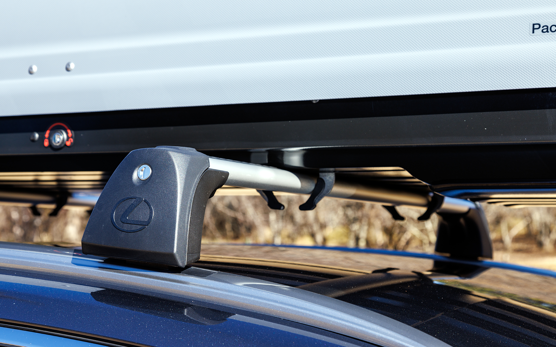 レクサス純正のルーフキャリア。ルーフ荷重を考えると、ここは純正用品を使いたいところ