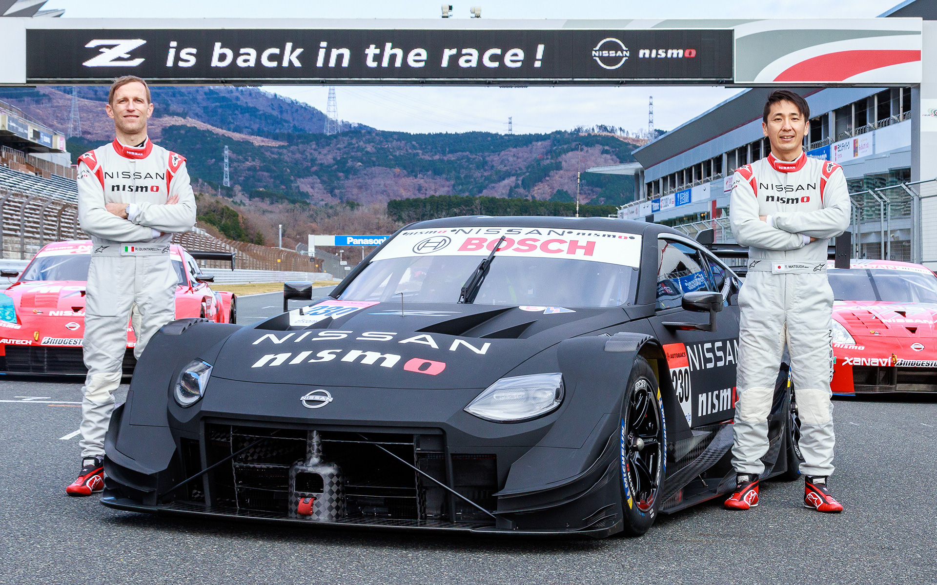 フォトセッションには松田次生選手とロニー・クインタレッリ選手が登場